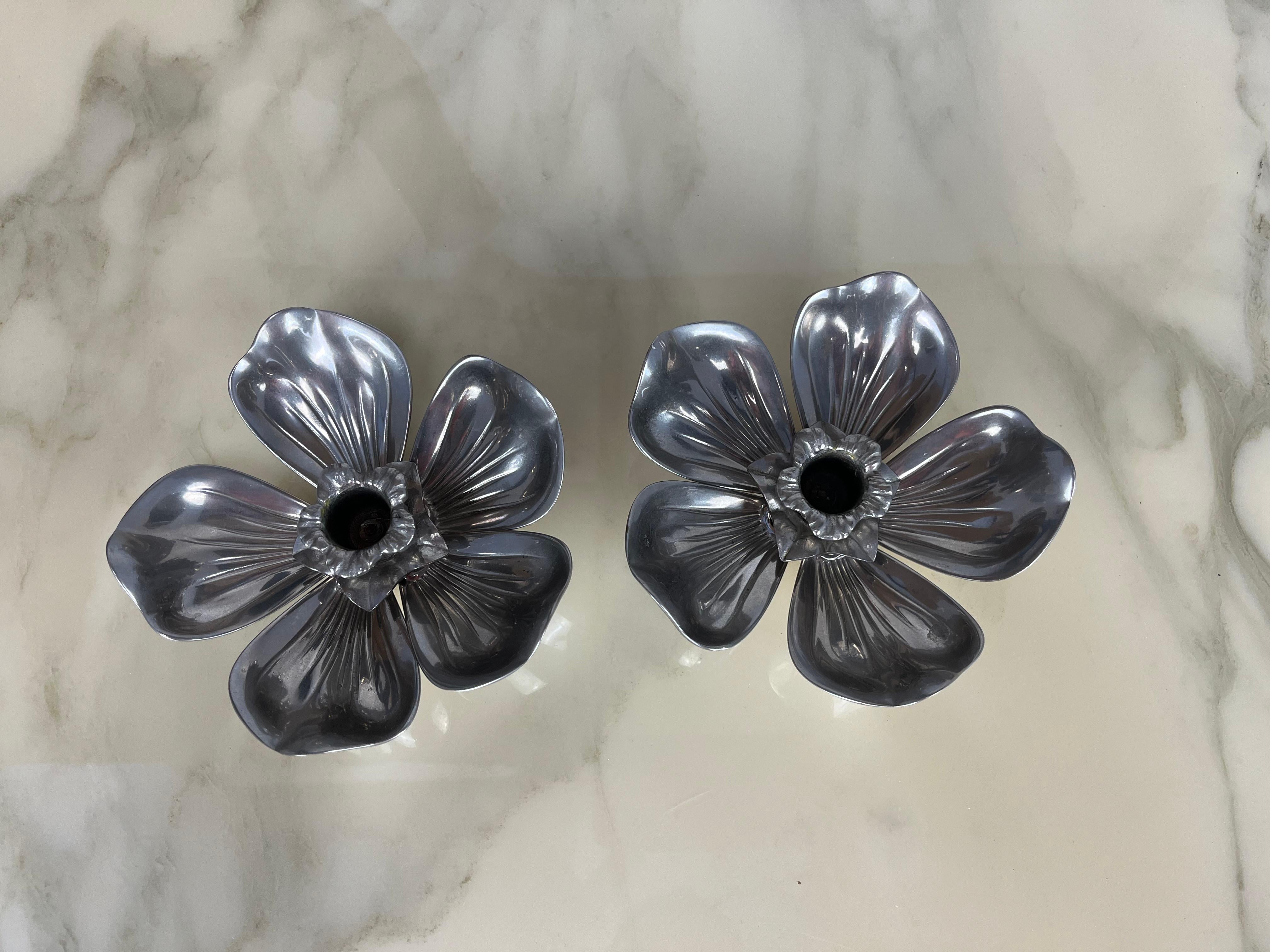 Coppia di portacandele Flower in metallo argentato di Gucci con posacenere a petali, anni '60 in vendita 2