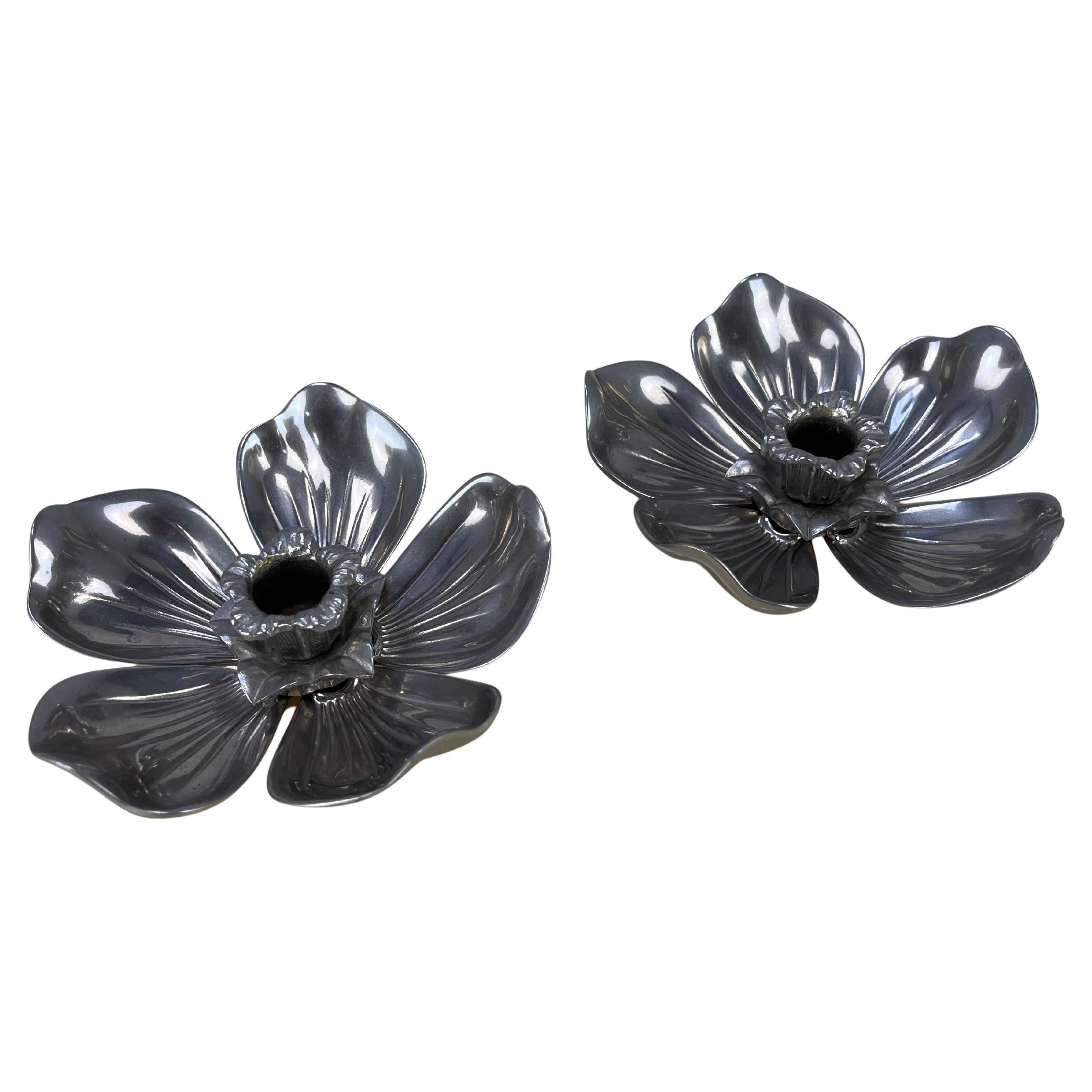 Paire de chandeliers Gucci à fleurs en métal argenté avec cendriers à pétales, années 1960
