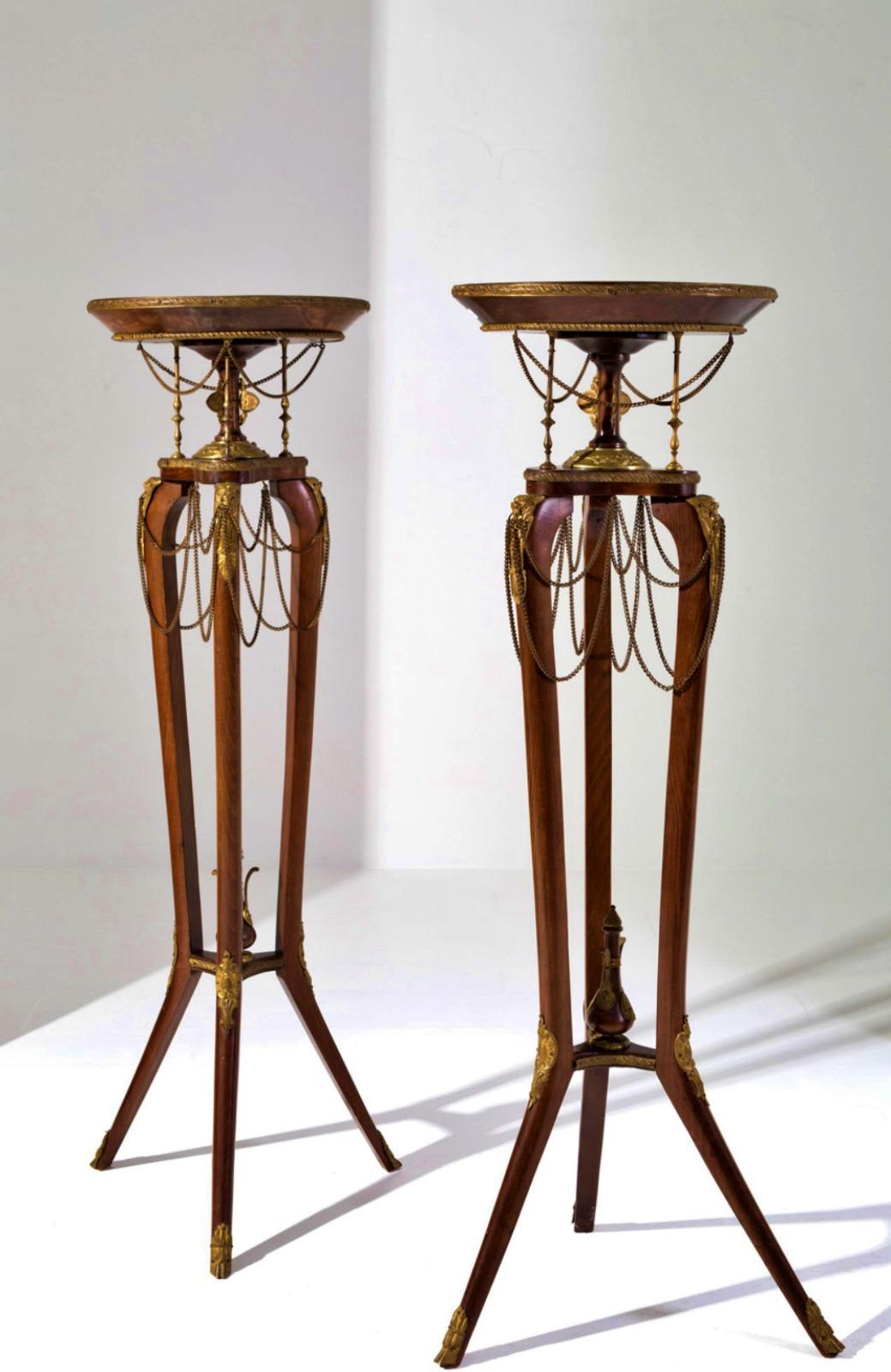 Pair of Gueridon Tripods in mahogany wood Napoleon III 19th century
with marble top and finely chiseled and gilded bronze finishes. Napoleon III period. 
France
Dimensioni

Altezza 121 cm ca.