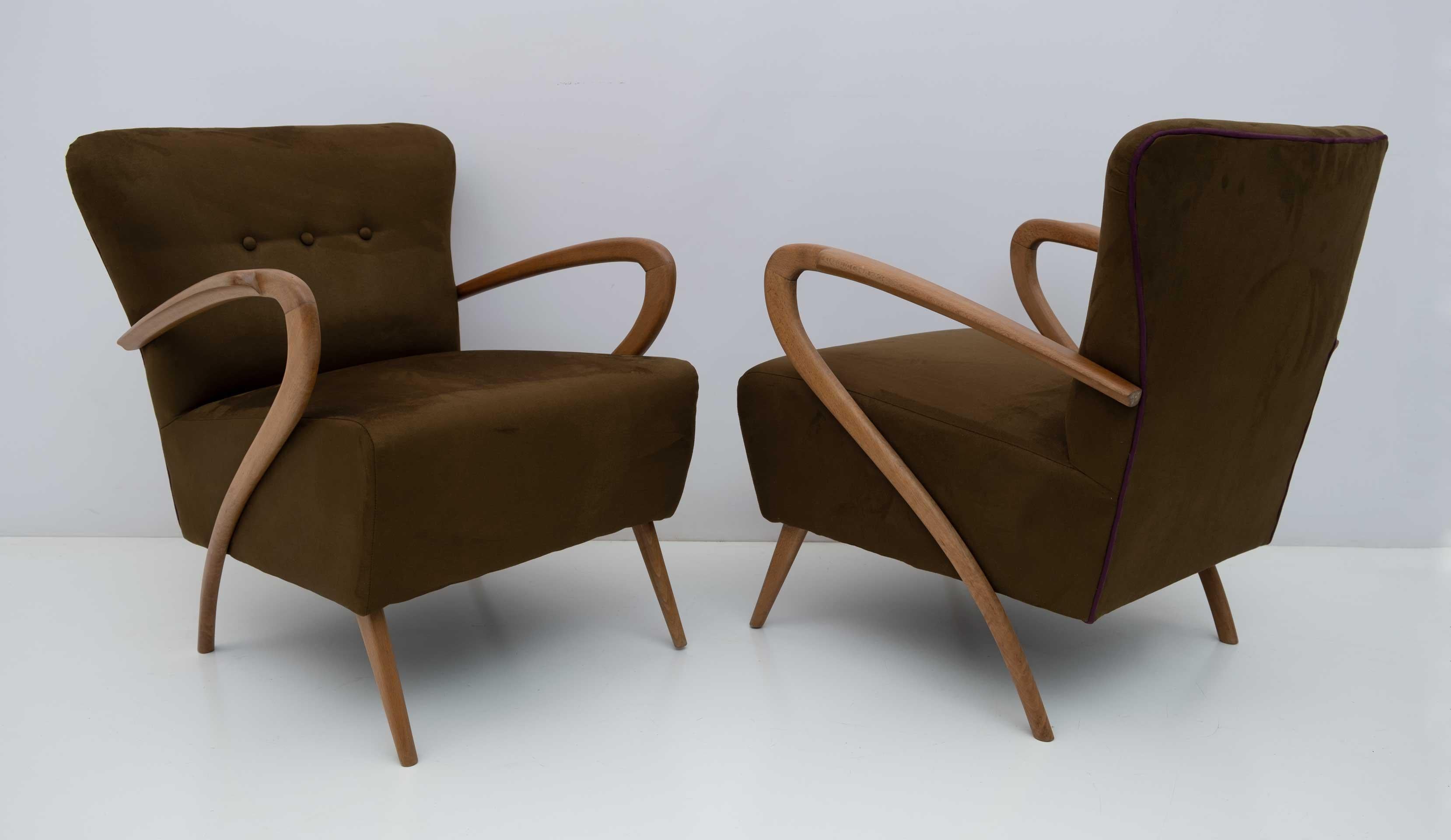 Pair of armchairs designed by Guglielmo Ulrich, reupholstered in brown shaved velvet with a fuchsia pink finish around the back, as shown in the photo, the armrests and feet are in curved beech, also restored and polished.

Guglielmo Ulrich. Born