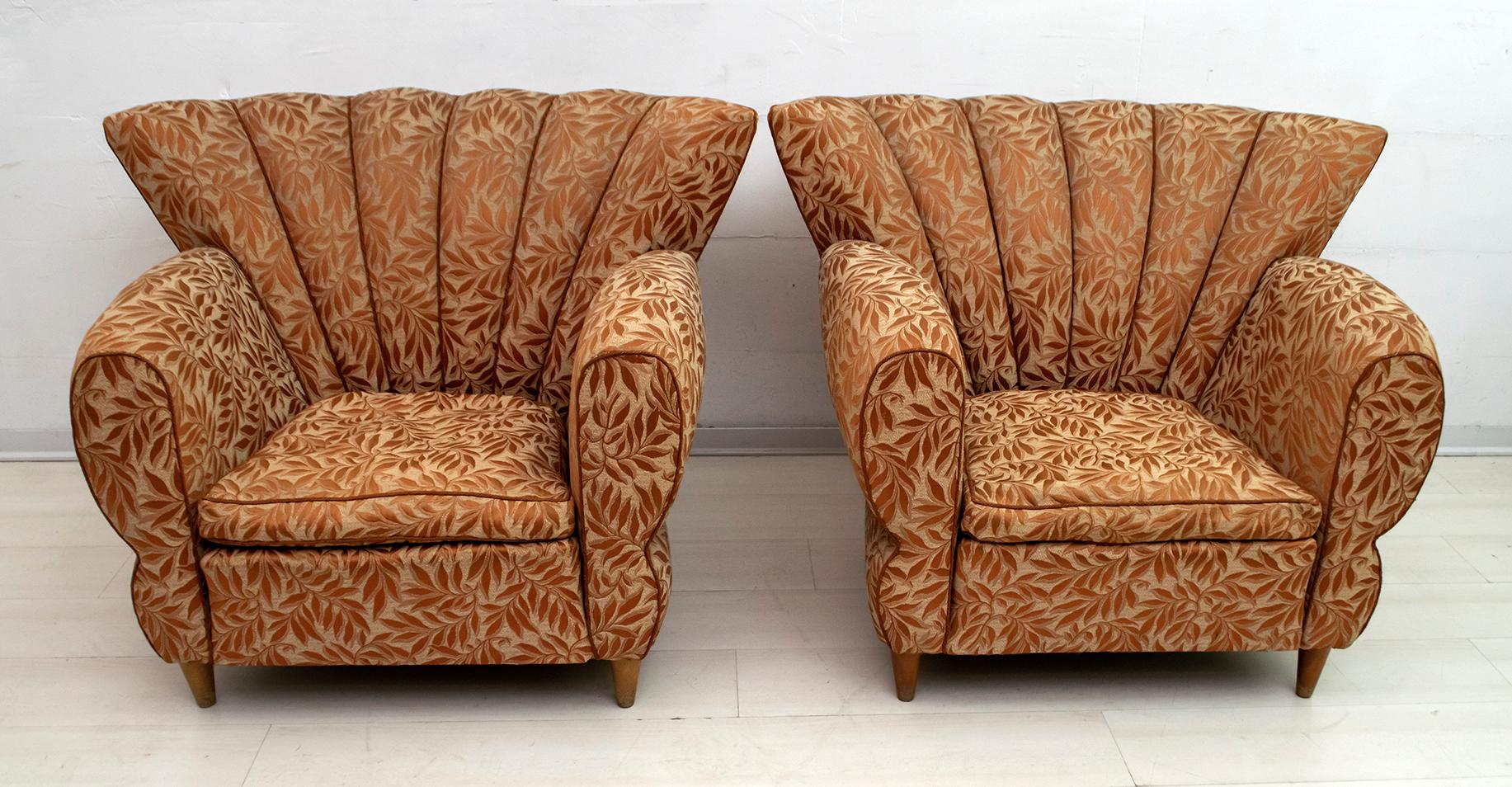 Besonderes Paar von Sesseln, die dem berühmten Architekten Guglielmo Ulrich zugeschrieben werden, die Polsterung ist original aus der Zeit, aber Ersatz wird empfohlen. Produktion aus den 1940er Jahren im Art-déco-Stil.

 
