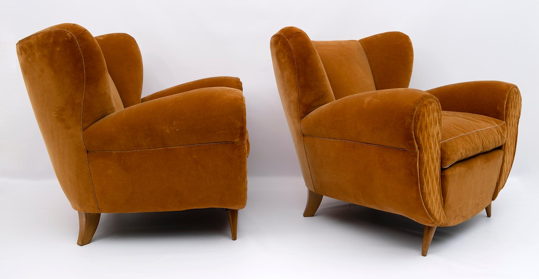 Particular pair of armchairs designed by the famous architect Guglielmo Ulrich, production of the 40s in Art Déco style.
The upholstery is original from the time but it is recommended to replace it, as you can see from the photos, it is faded and