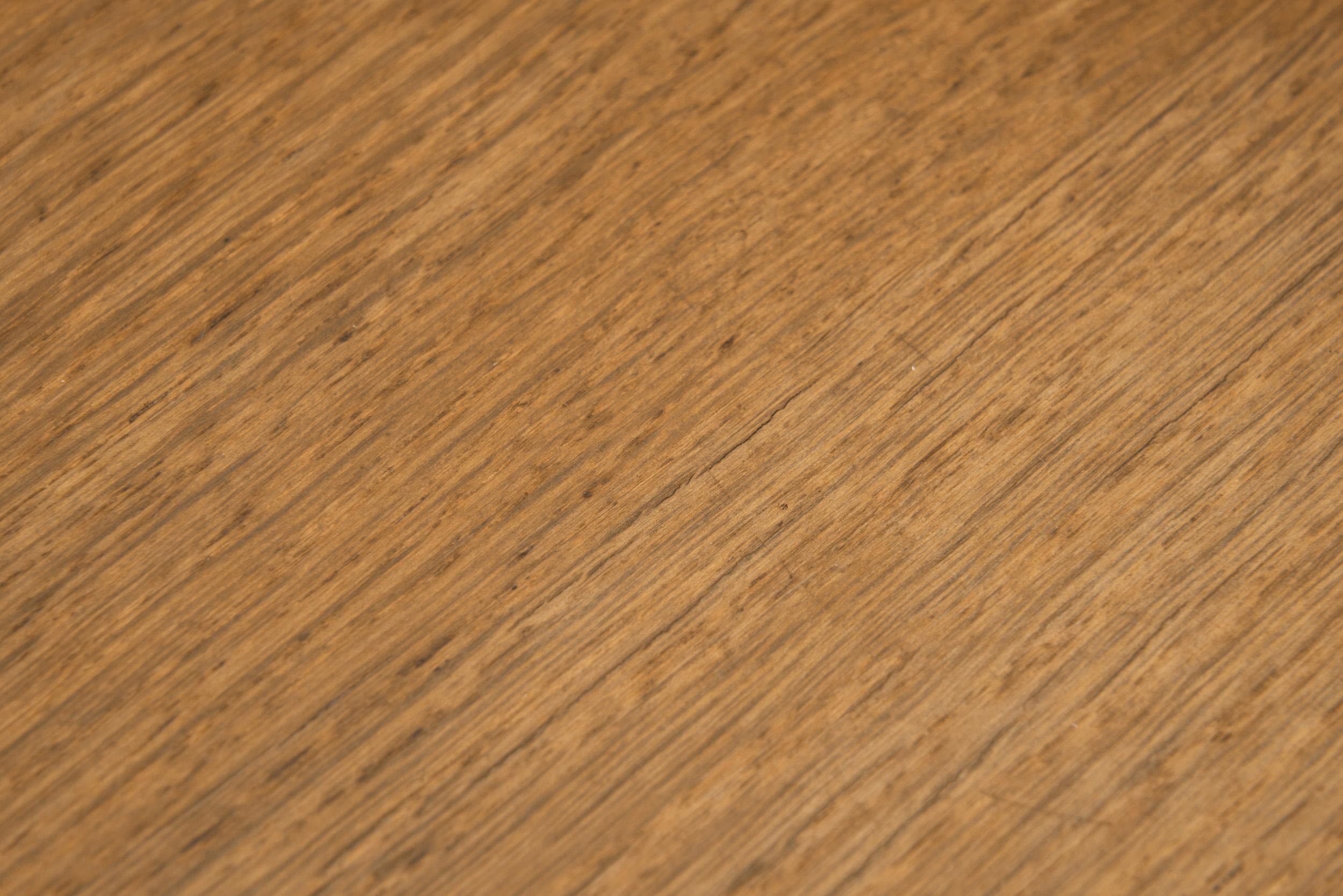 Paire de tables de chevet en Oak Guillerme et Chambron, France Milieu du 20ème siècle en vente 4