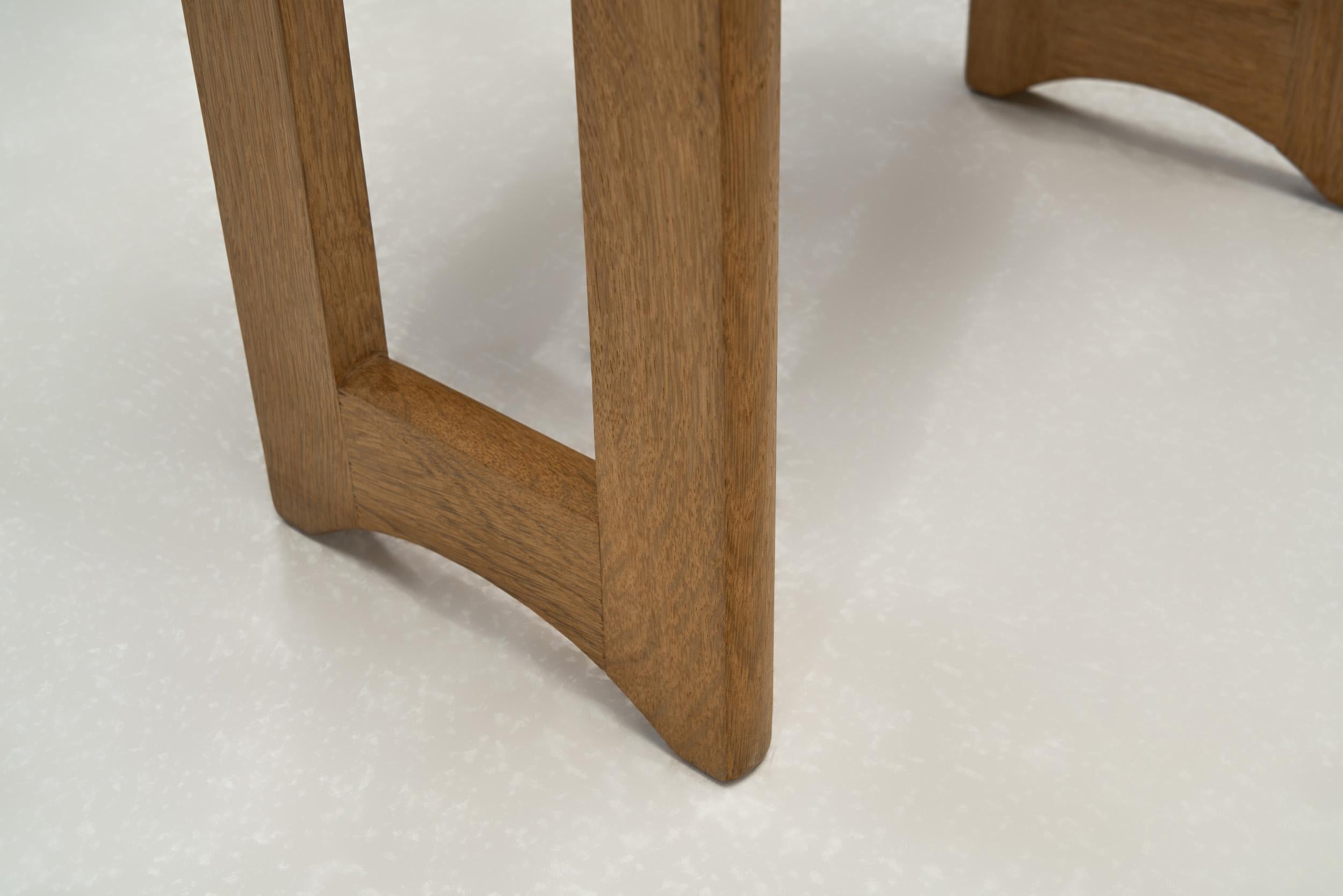 Paire de tables de chevet en Oak Guillerme et Chambron, France Milieu du 20ème siècle en vente 9