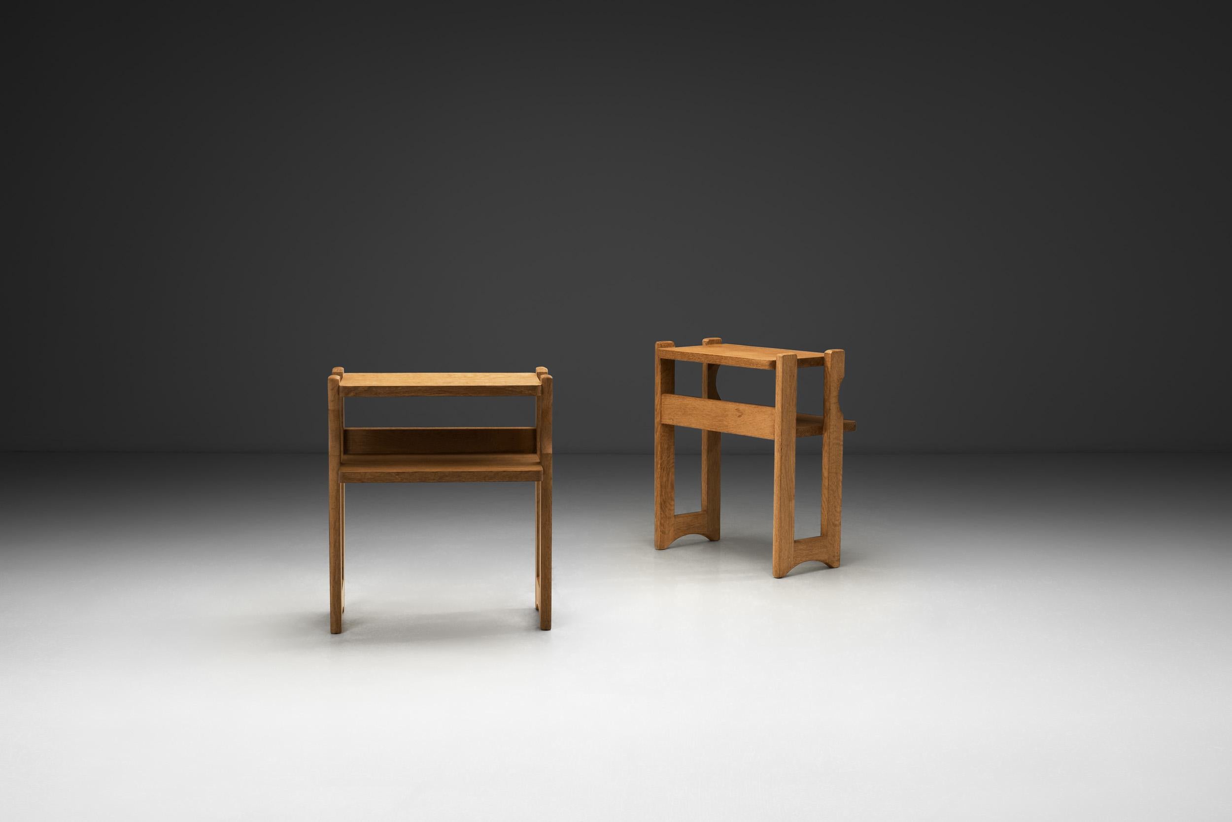 Français Paire de tables de chevet en Oak Guillerme et Chambron, France Milieu du 20ème siècle en vente