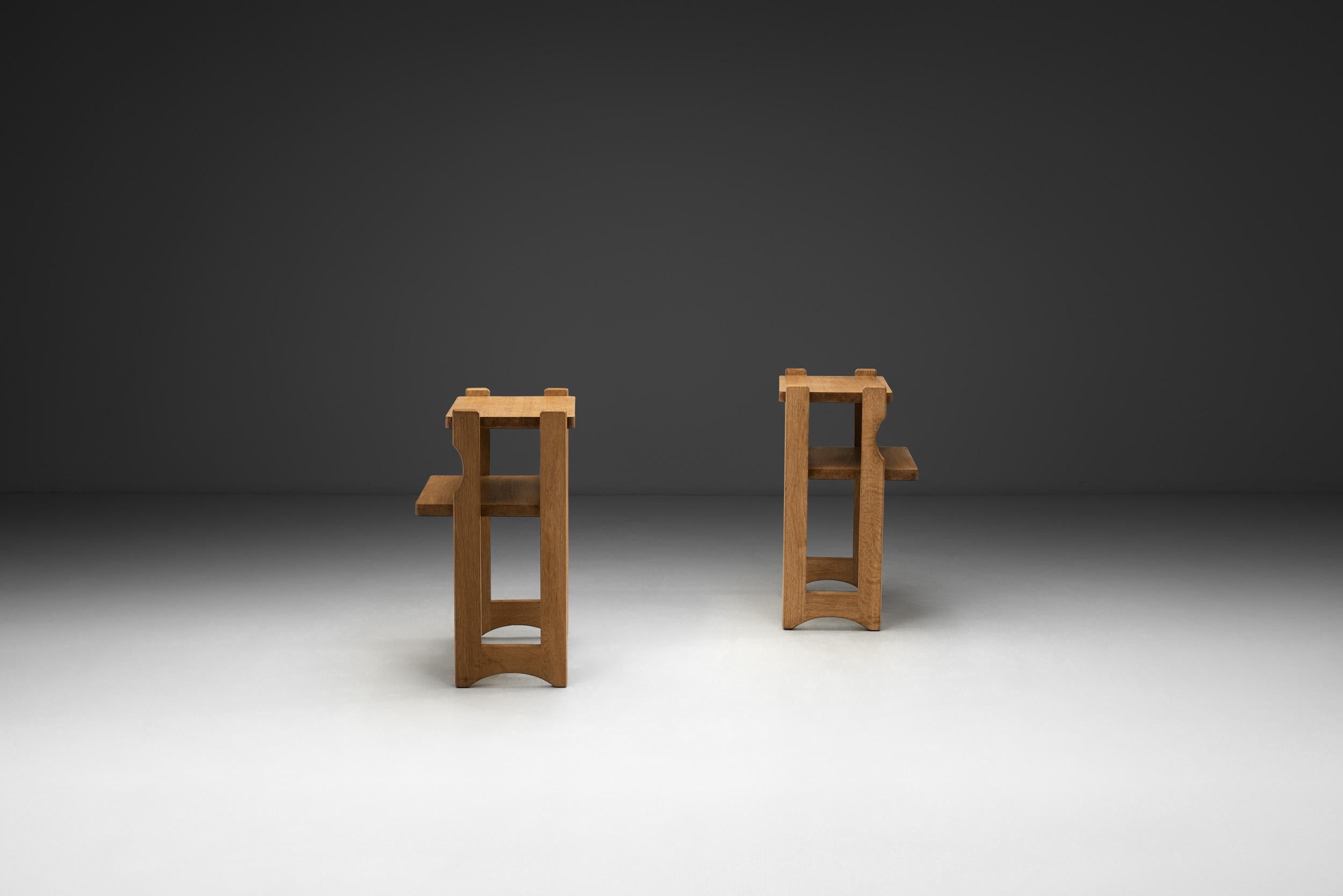 Paire de tables de chevet en Oak Guillerme et Chambron, France Milieu du 20ème siècle Bon état - En vente à Utrecht, NL