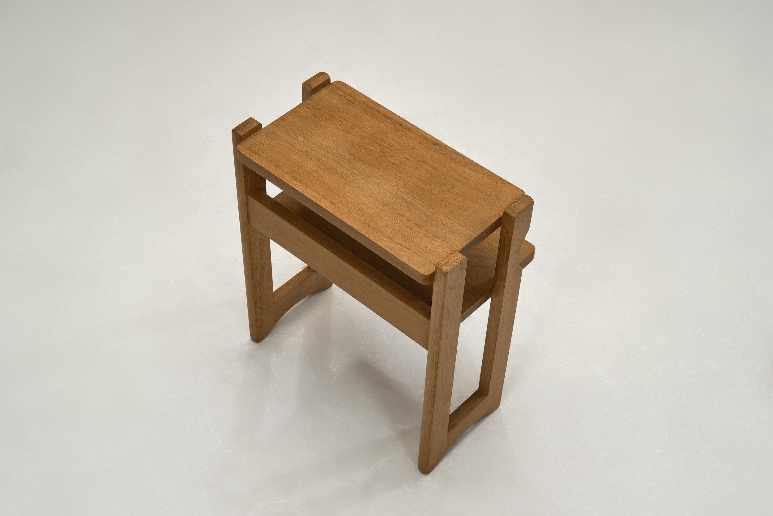 20ième siècle Paire de tables de chevet en Oak Guillerme et Chambron, France Milieu du 20ème siècle en vente