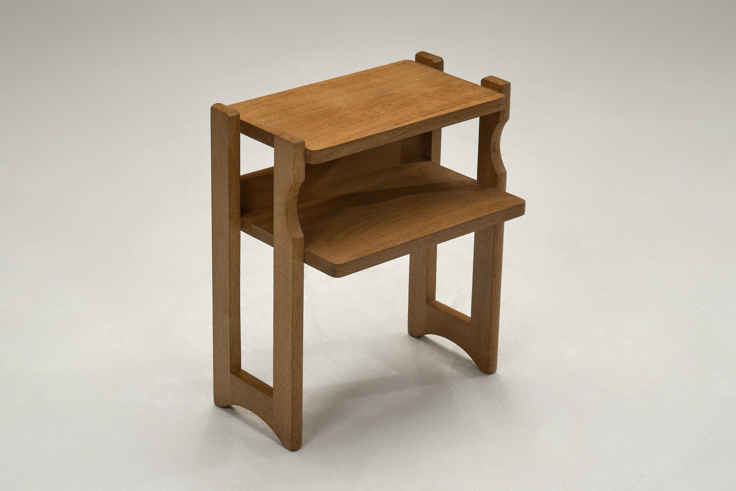 Chêne Paire de tables de chevet en Oak Guillerme et Chambron, France Milieu du 20ème siècle en vente