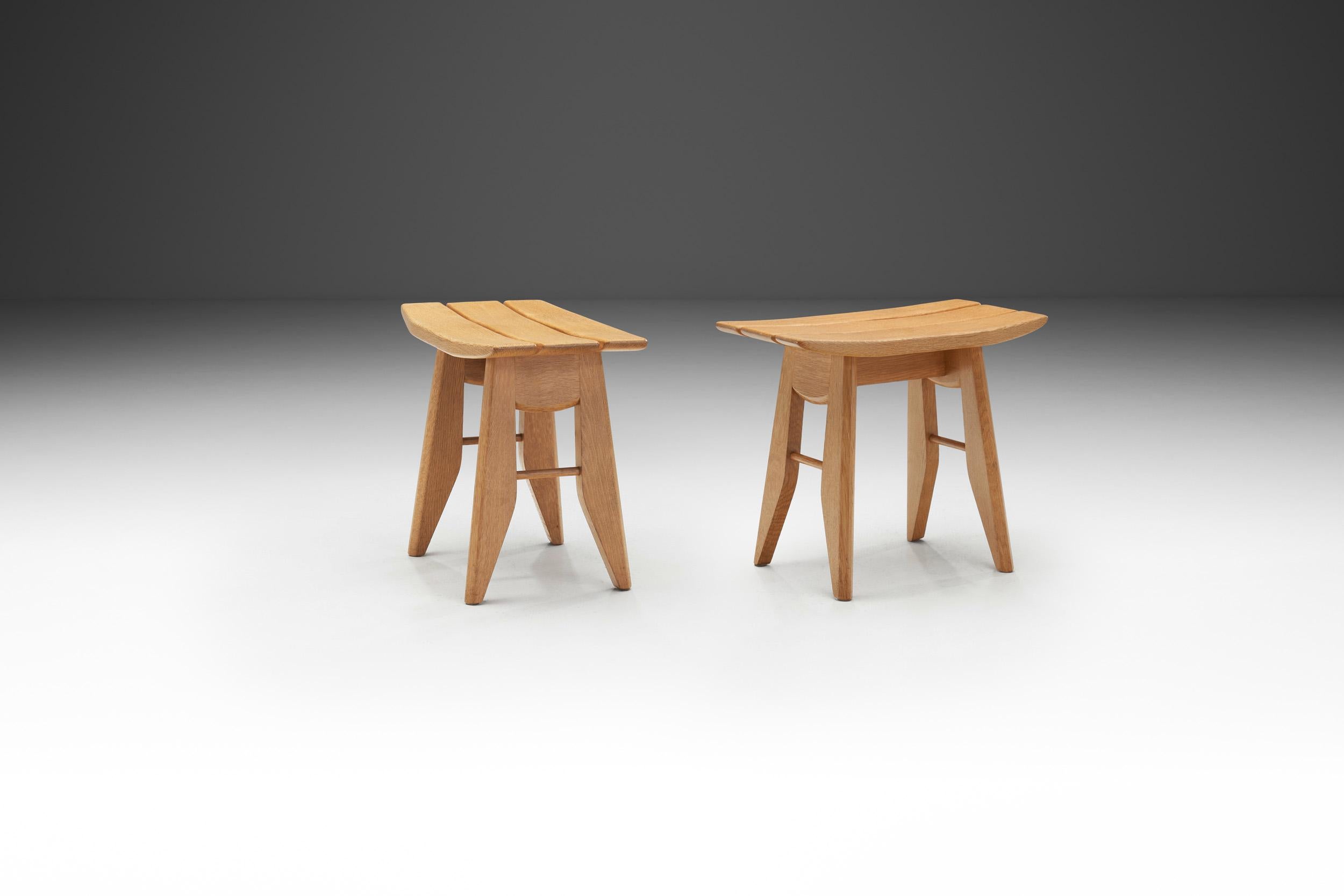 Paar Hocker aus Eichenholz „Thierry“ von Guillerme et Chambron für Votre Maison, Frankreich 1950 (Moderne der Mitte des Jahrhunderts) im Angebot