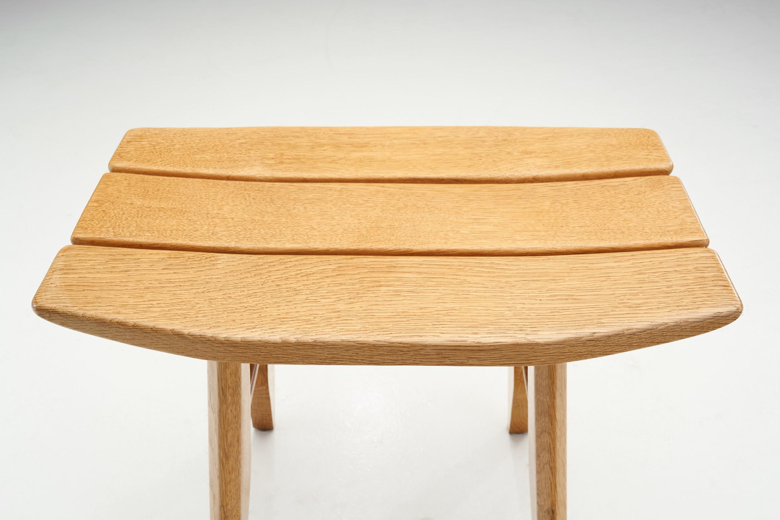 Paar Hocker aus Eichenholz „Thierry“ von Guillerme et Chambron für Votre Maison, Frankreich 1950 im Zustand „Gut“ im Angebot in Utrecht, NL