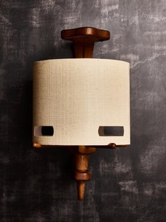 Paar Guillerme et Chambron Wandleuchter aus Holz und Keramik mit modernen Lampenschirmen