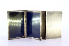 Coppia di cornici d'argento rabescate con due divisori per foto all'interno