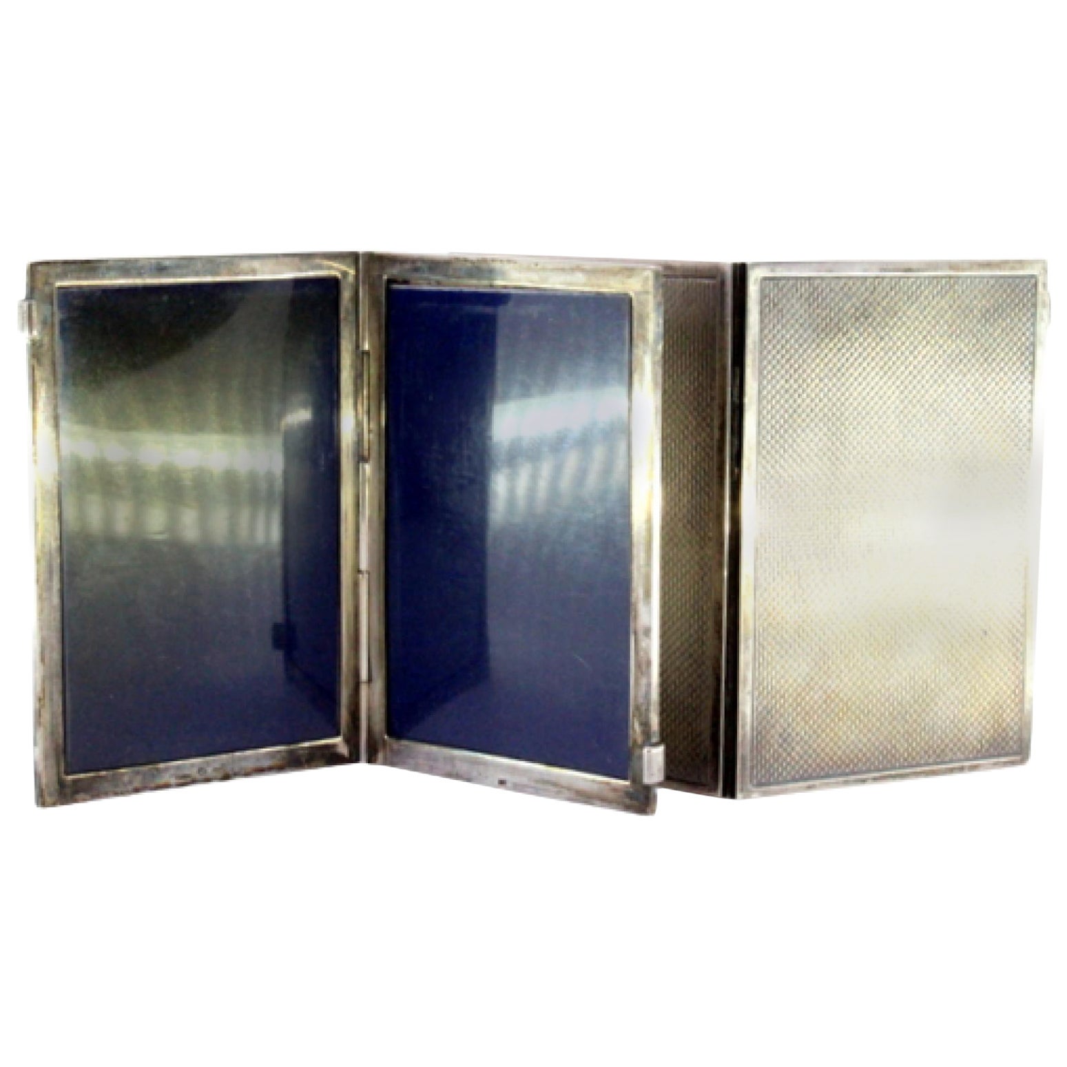 Paar guillochierte Silberrahmen mit zwei Fototeilern im Inneren im Angebot