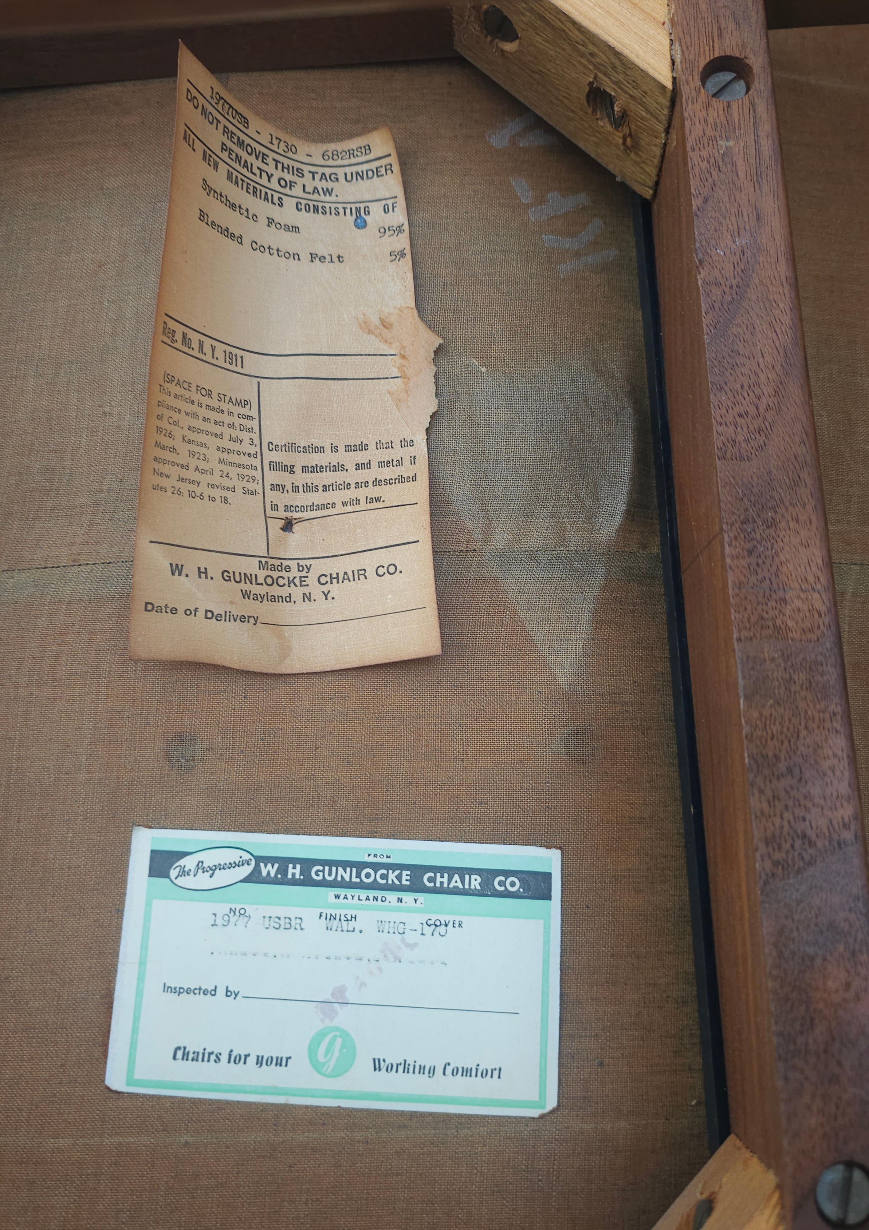 Coppia di poltrone Gunlocke di metà secolo in Oak e pelle PU in vendita 3