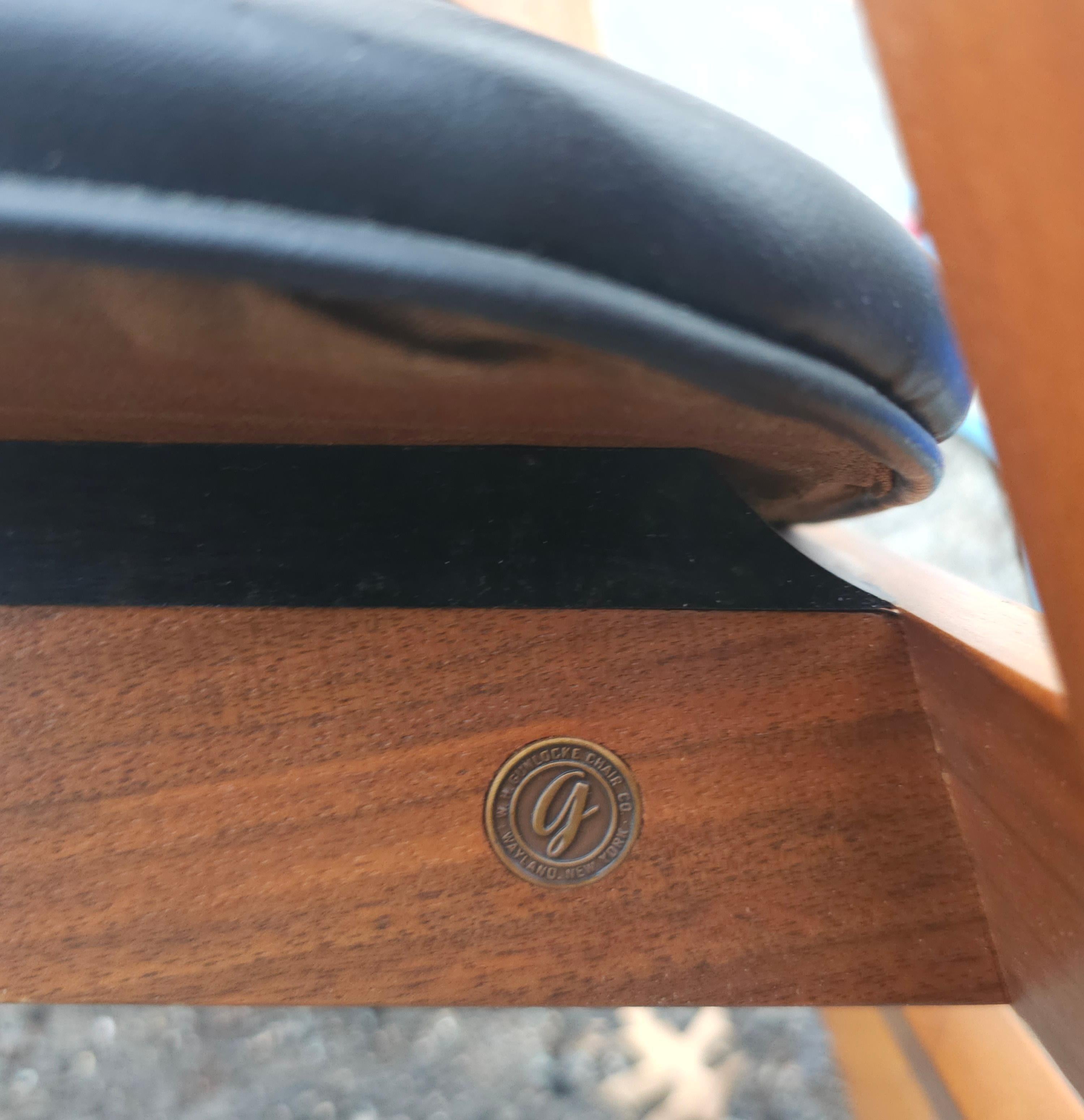 Coppia di poltrone Gunlocke di metà secolo in Oak e pelle PU in vendita 4