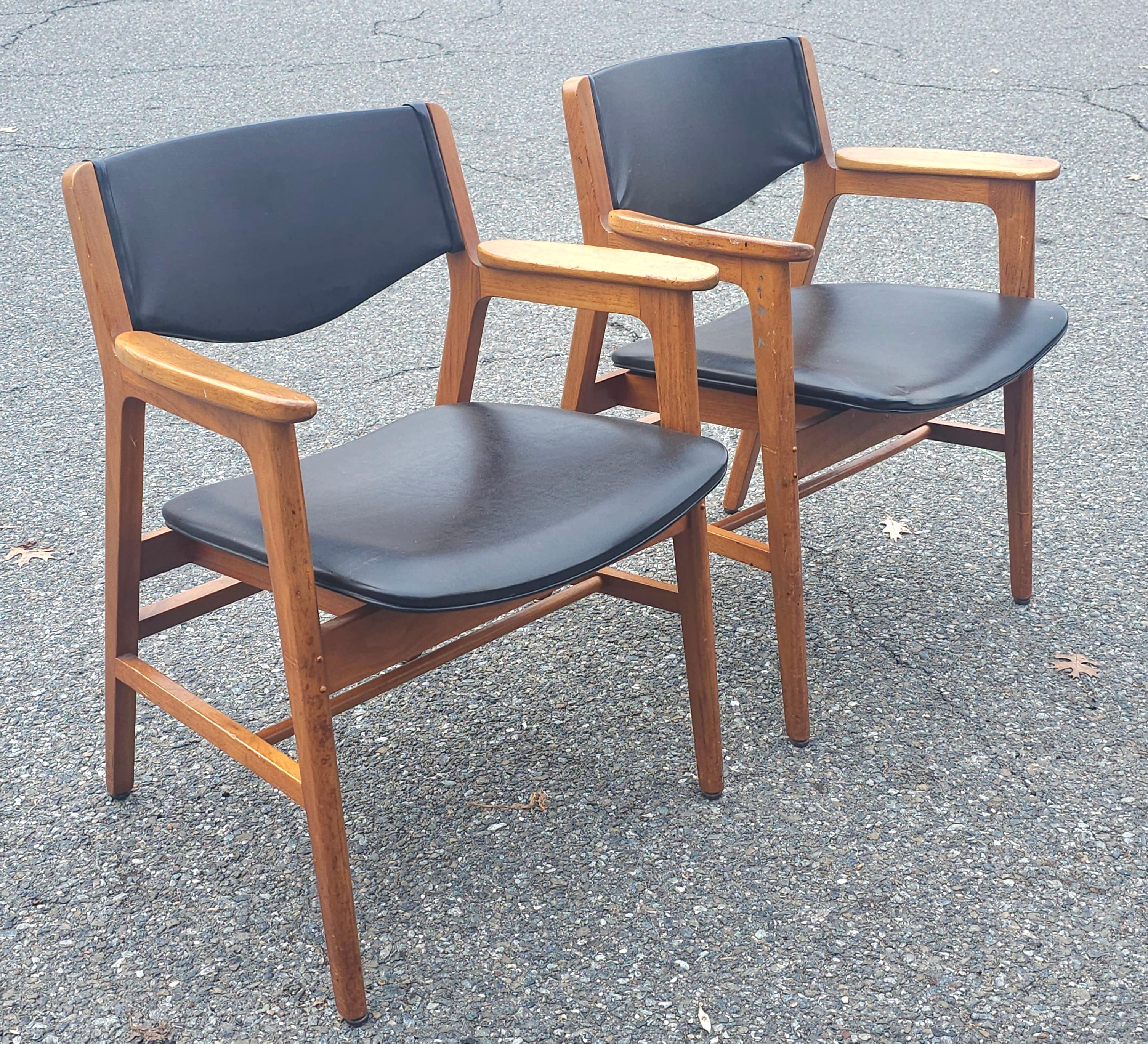 Mid-Century moderno Coppia di poltrone Gunlocke di metà secolo in Oak e pelle PU in vendita