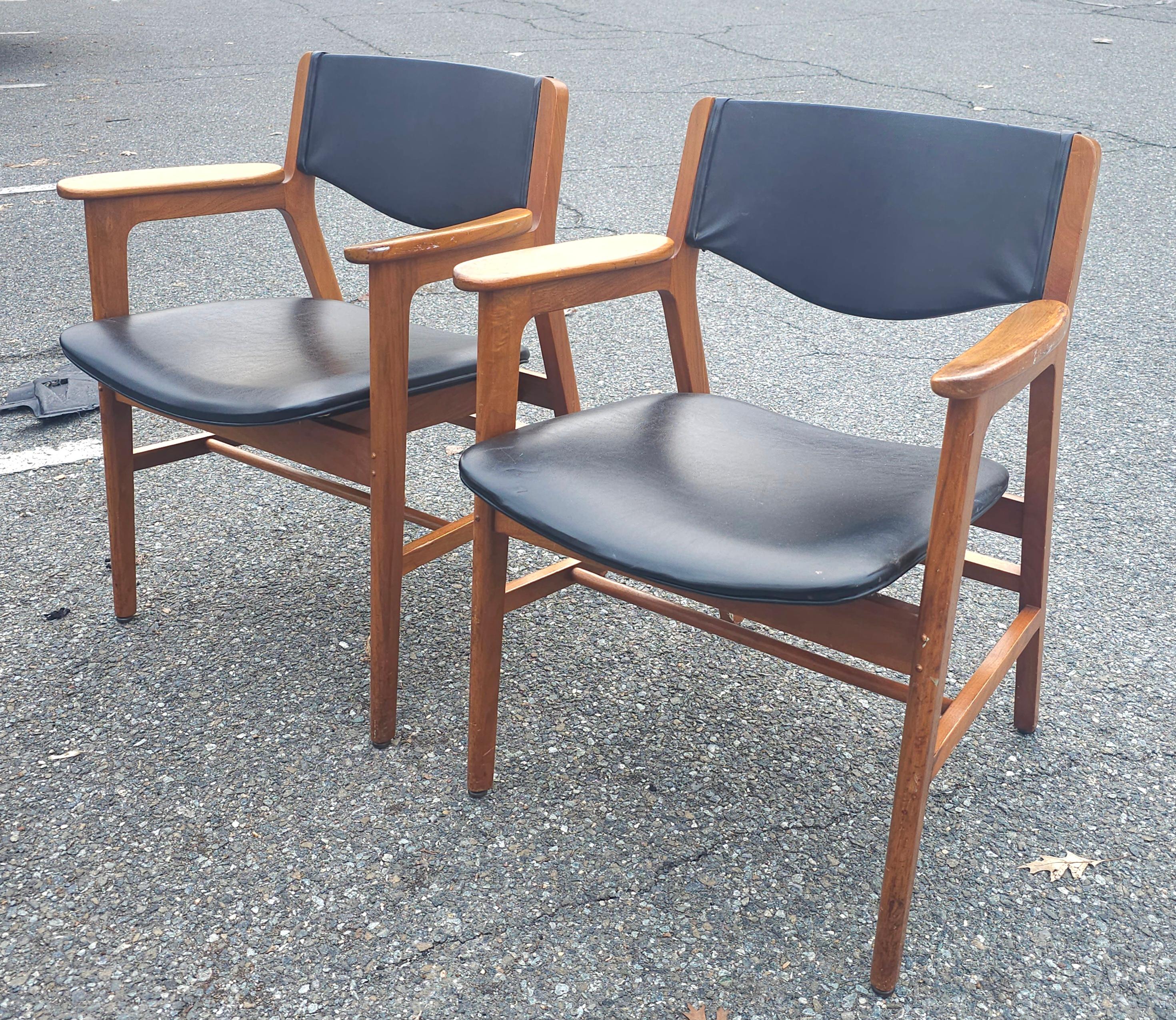 Americano Coppia di poltrone Gunlocke di metà secolo in Oak e pelle PU in vendita