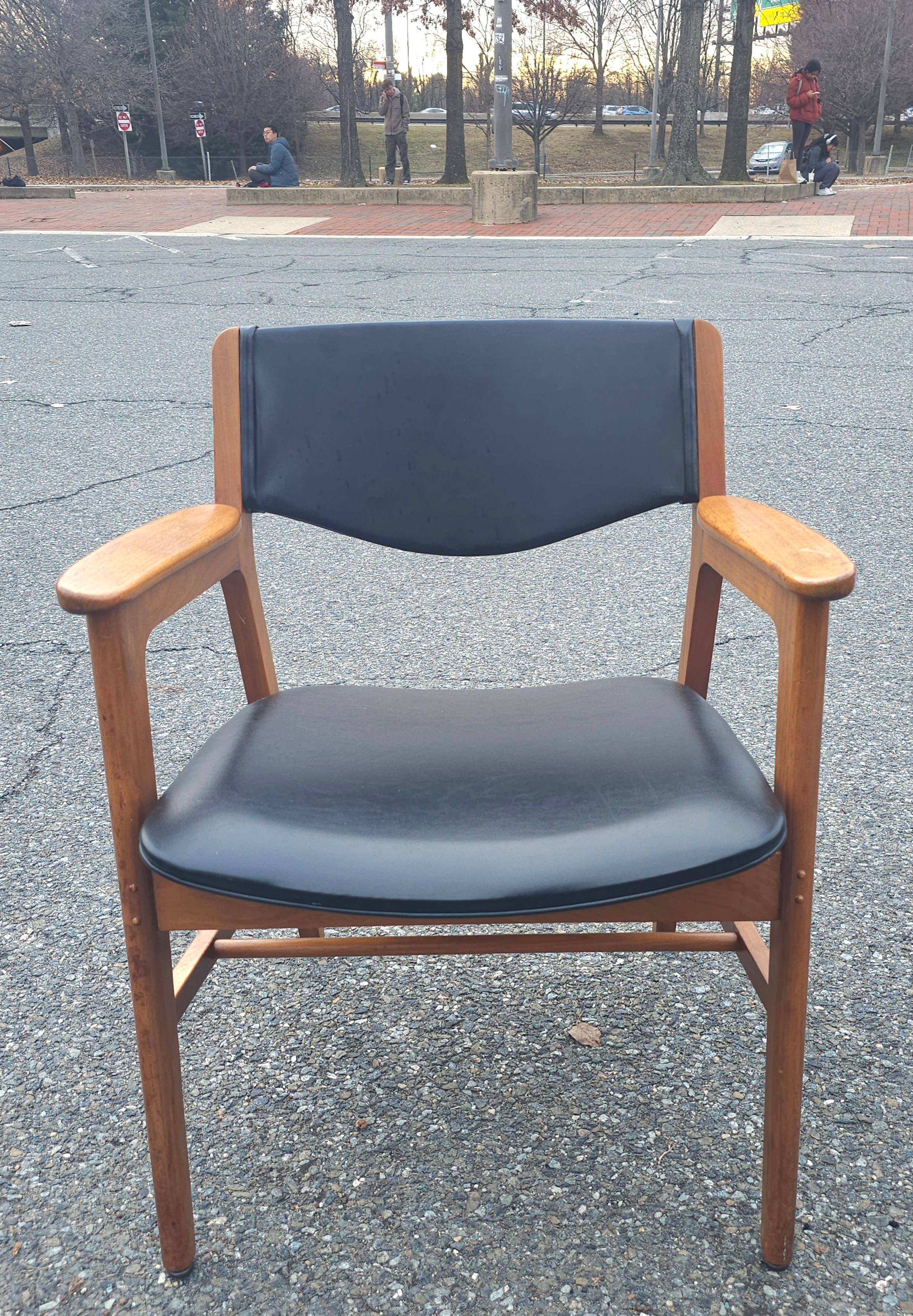 Materiale sintetico Coppia di poltrone Gunlocke di metà secolo in Oak e pelle PU in vendita