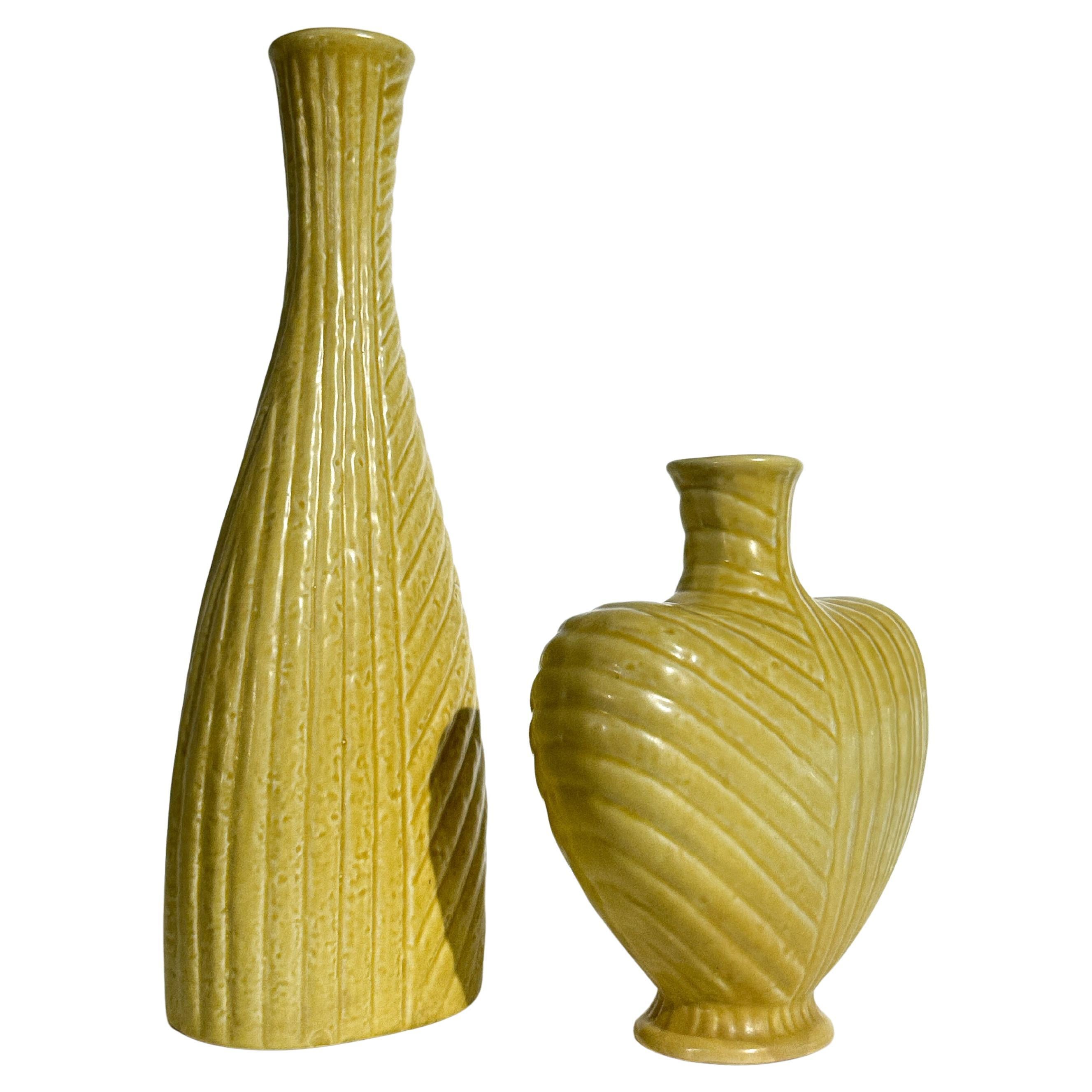 Pareja de jarrones de Gunnar Nylund para Rörstrand en Suecia, años 60.
Gres esmaltado amarillo 