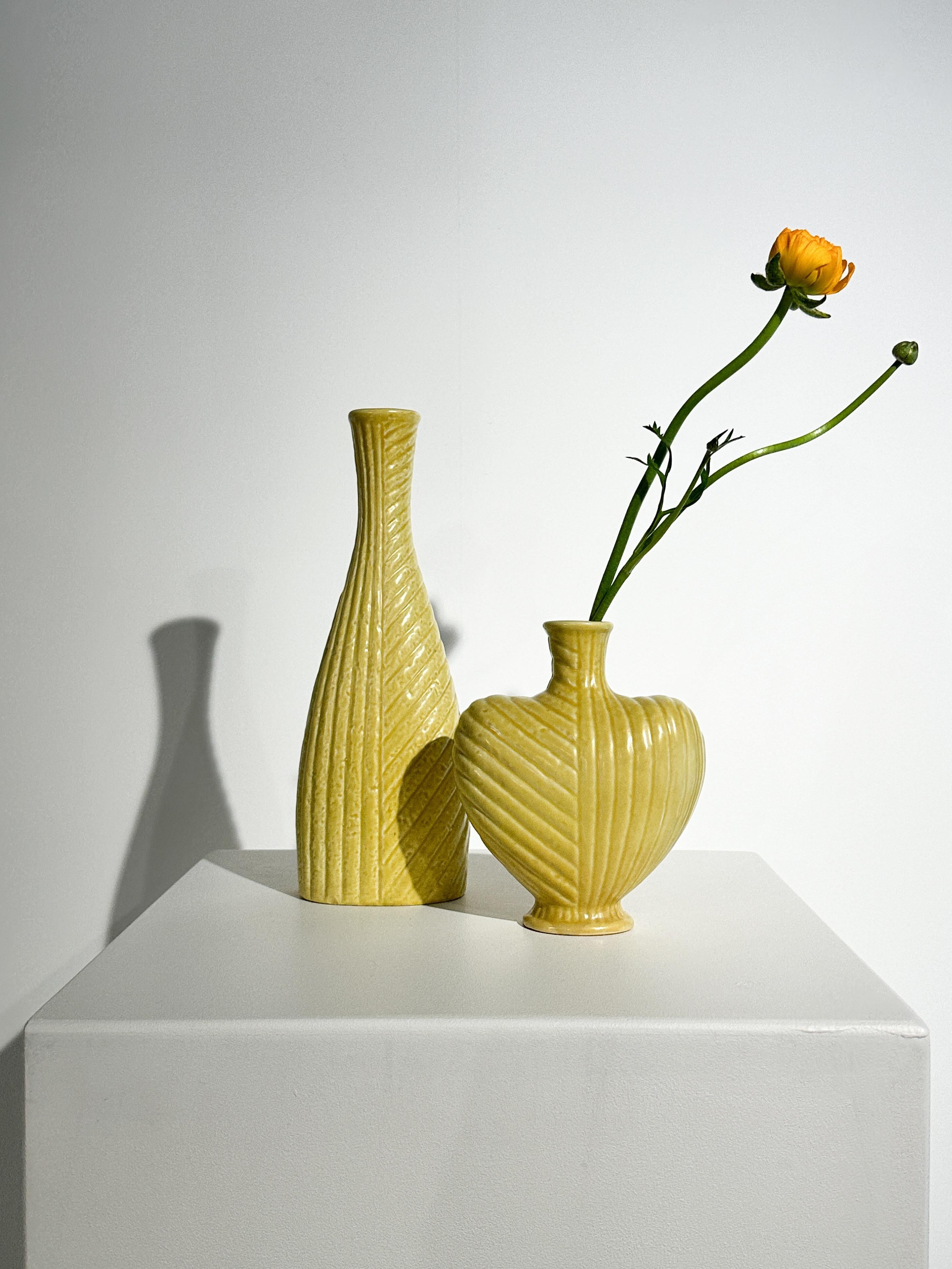 Pareja de jarrones Gunnar Nylund Chamotte Amarillo Rörstrand Suecia Años 60 Escandinavo moderno en venta