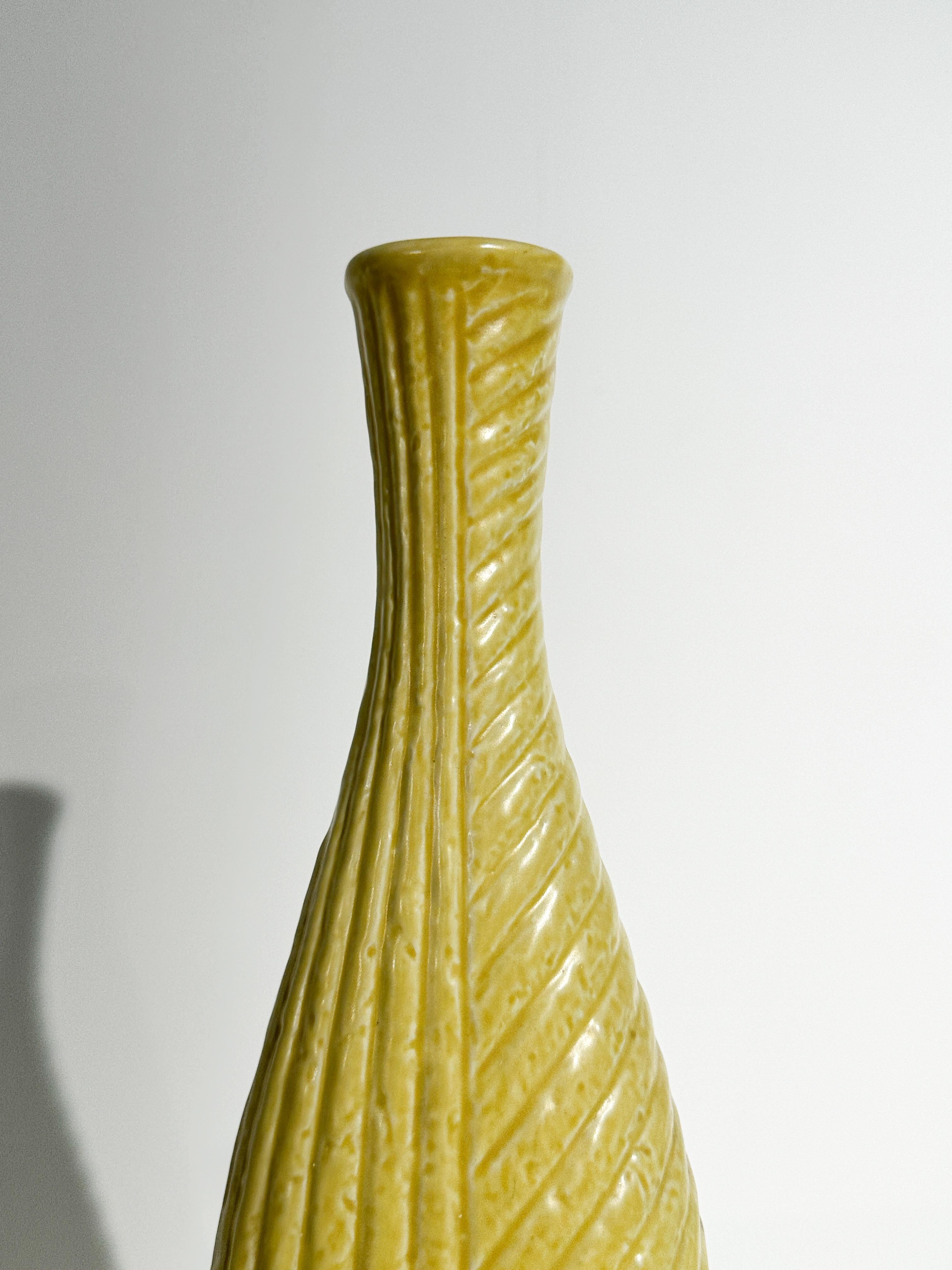 Pareja de jarrones Gunnar Nylund Chamotte Amarillo Rörstrand Suecia Años 60 mediados del siglo XX en venta