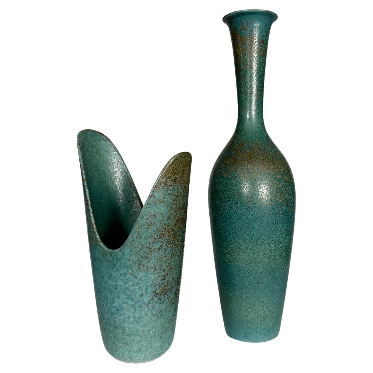 Vasen von Gunnar Nylund in einer seltenen türkisfarbenen Glasur mit braunen Flecken, handgedrehtes Steinzeug, hergestellt in der Fabrik in Rörstrand in den 1950er Jahren. 1. Qualität Sortierung.

Links
Vase 