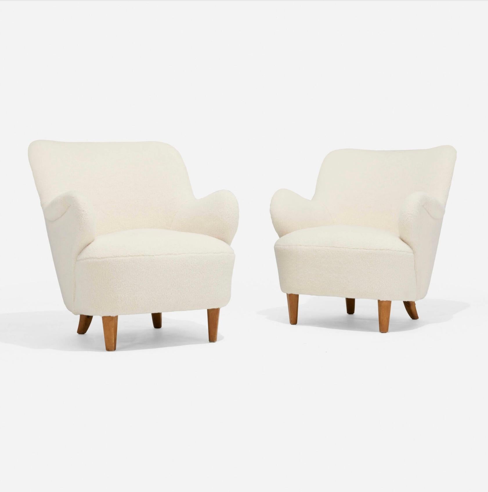 Una bella coppia di sedie da club della metà degli anni '40, realizzate dallo svedese Gustav Axel Berg. Rivestito in bouclé bianco sporco. Buone condizioni di tappezzeria. Alcune usure e scalfitture sulle gambe. 