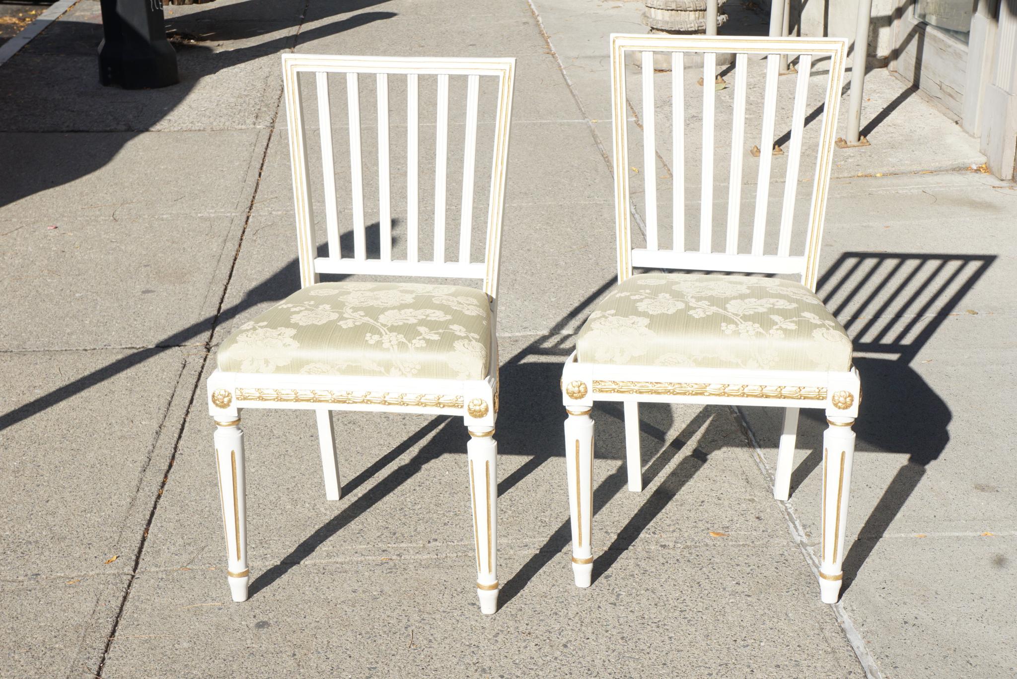 Finnish Pair of Gustavian 18th Century Swedish Painted and Gilded Side Chairs For Sale