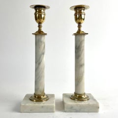 Coppia di candelieri gustaviani in marmo di Carrara e ottone, fine del XVIII secolo