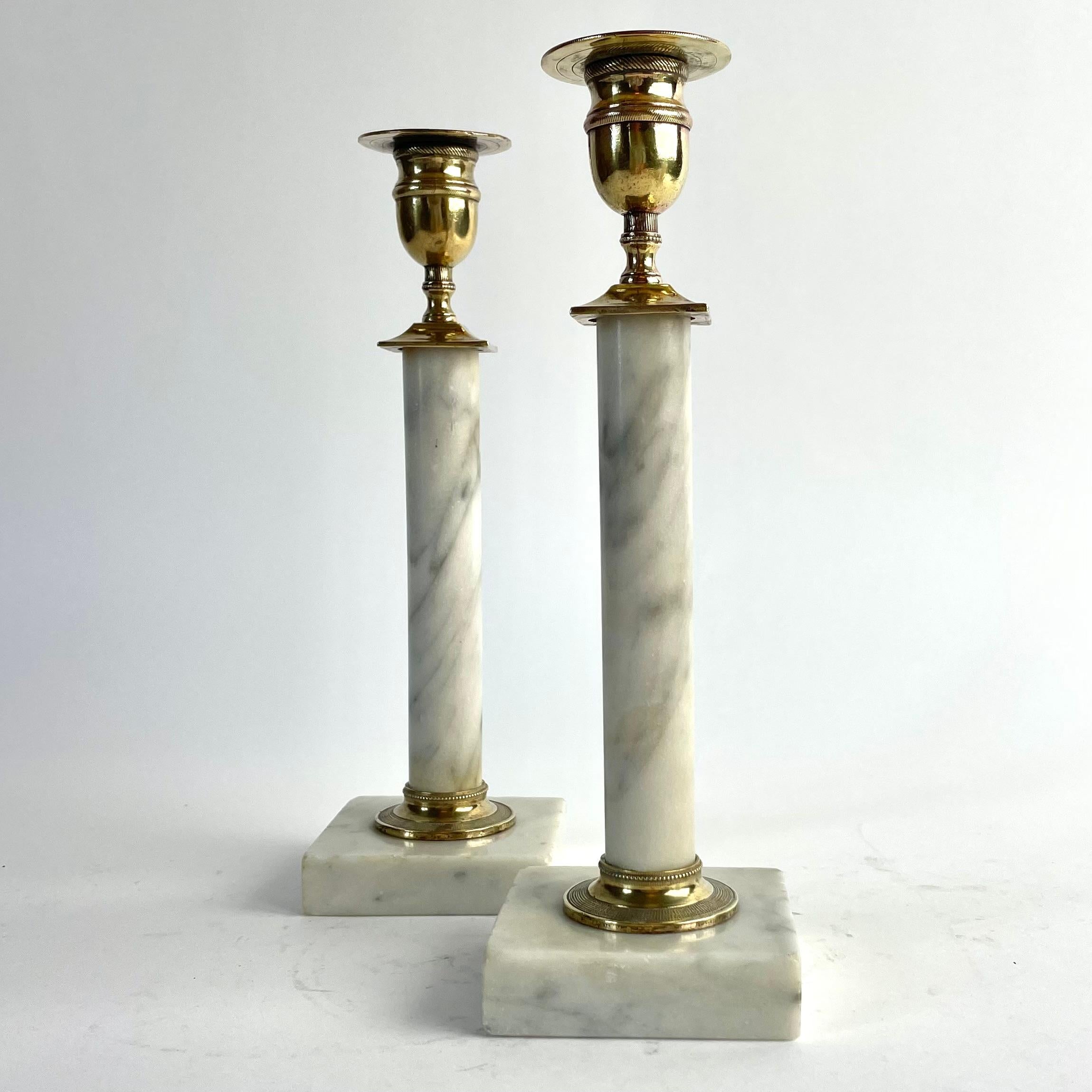 Pair of Gustavian Candlesticks in Carrara Marble and Brass, Late 18th Century In Good Condition For Sale In Knivsta, SE