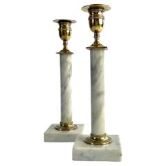 Paar Gustavianische Kerzenleuchter aus Carrara-Marmor und Messing, Ende 18.