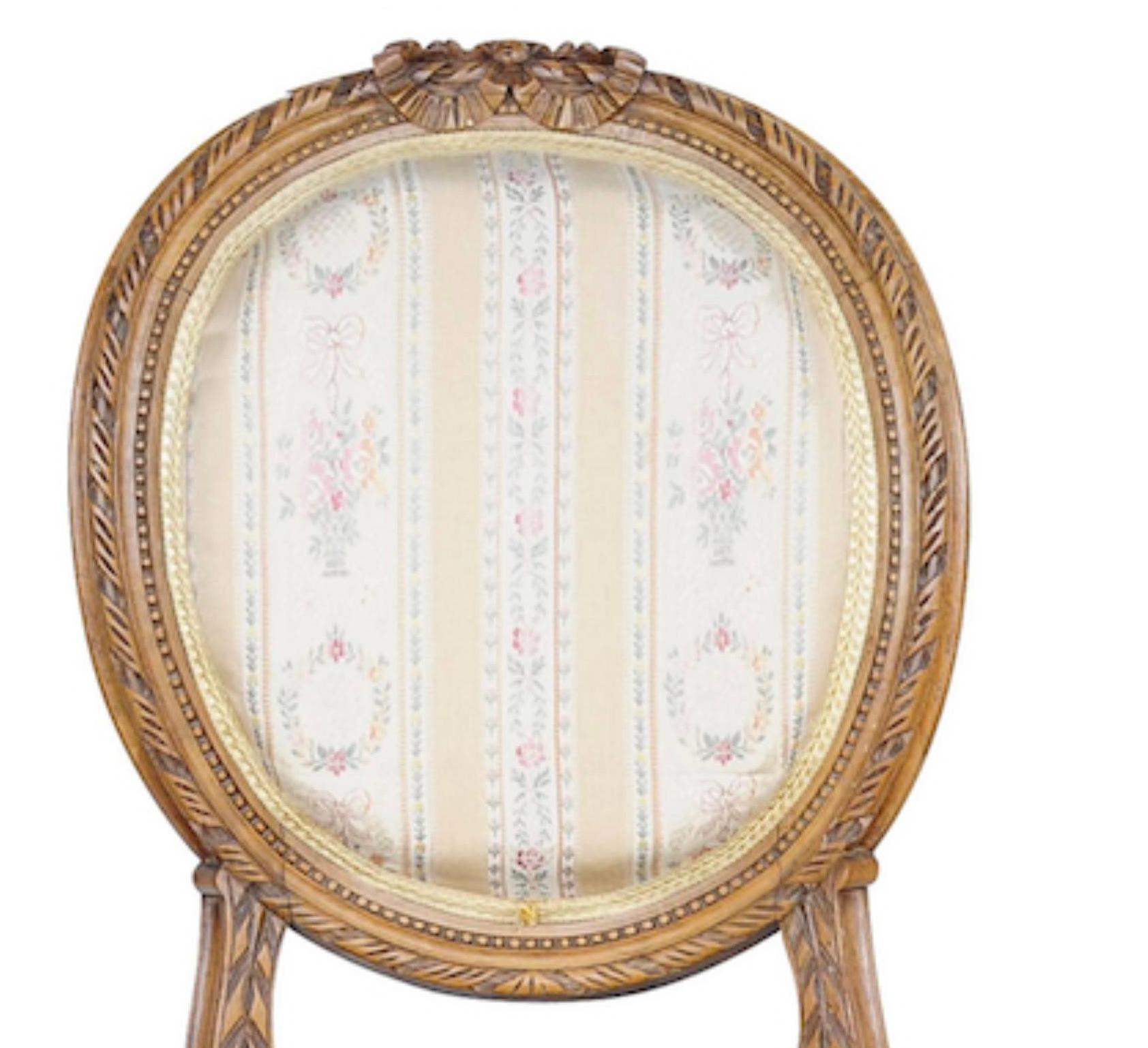 Inusual pareja de sillas de comedor Gustavian de principios de 1900, talladas en cantería, en acabado natural, con asientos totalmente palmeados y muchos detalles.

La cantería tallada es realmente preciosa, con las delicadas patas estriadas y los