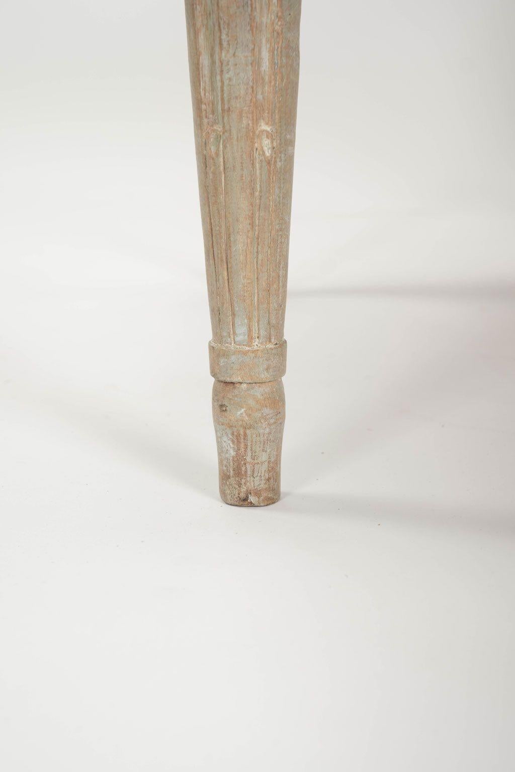Gustavien Paire de tabourets peints en gris clair de style gustavien en vente