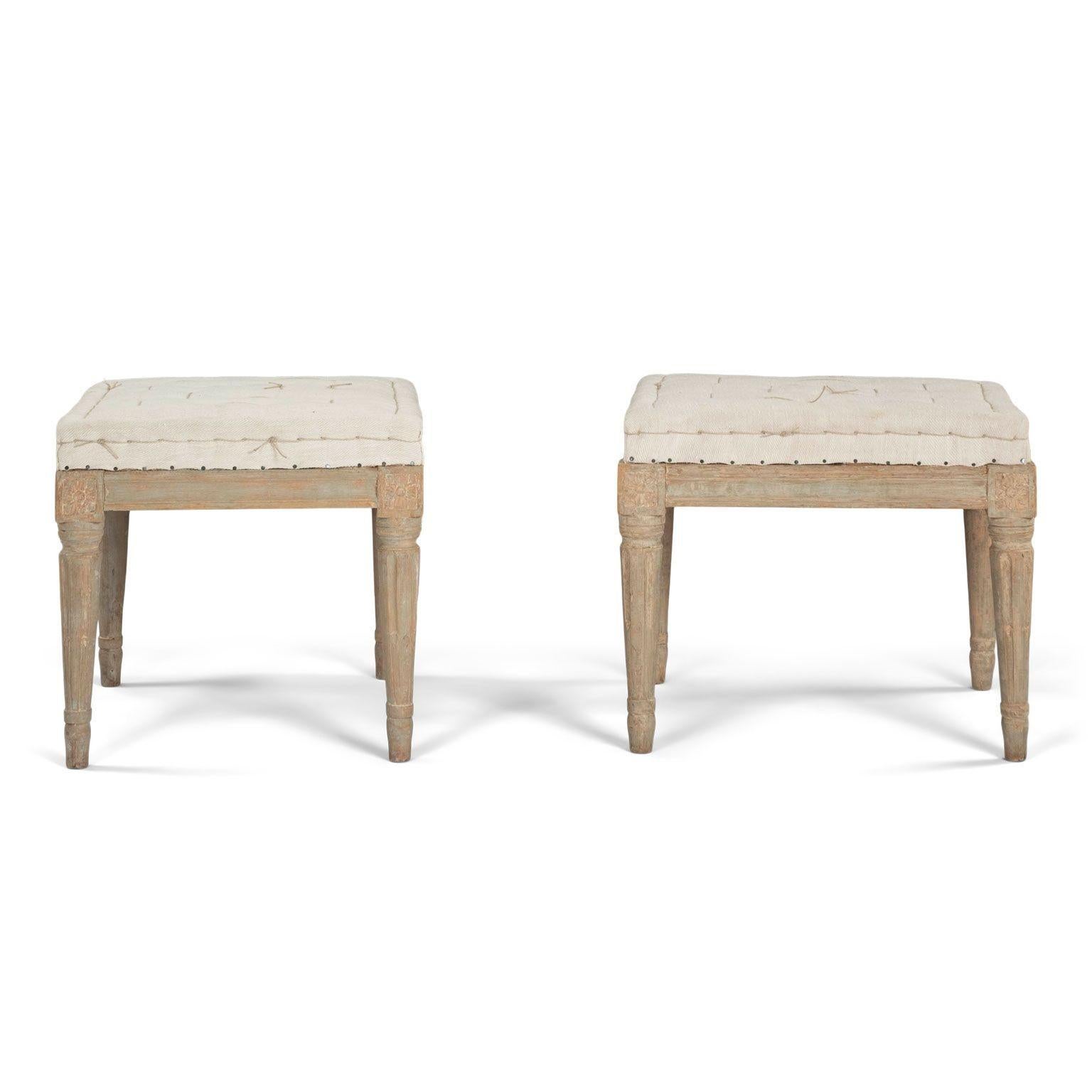 Suédois Paire de tabourets peints en gris clair de style gustavien en vente