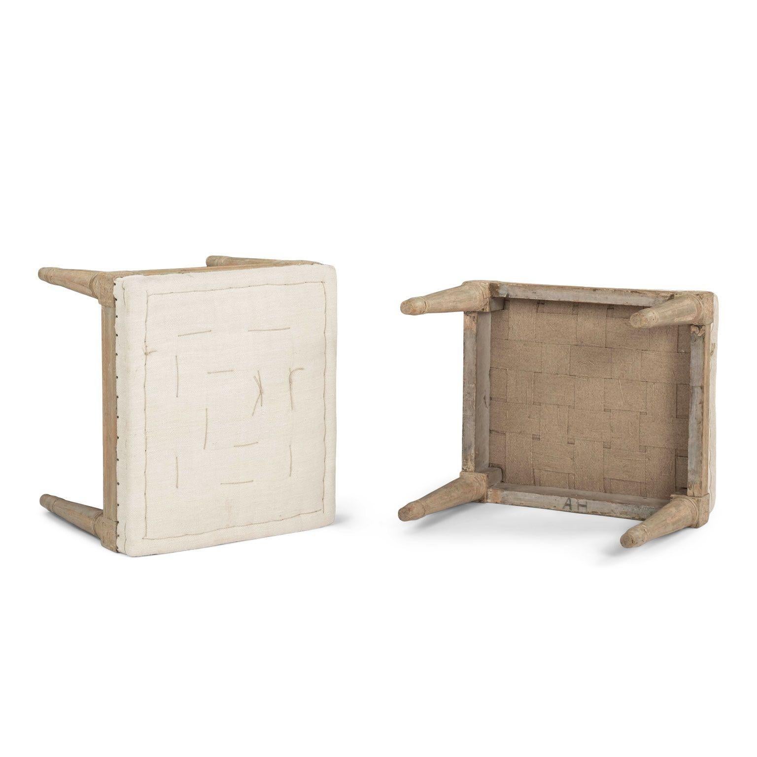 XIXe siècle Paire de tabourets peints en gris clair de style gustavien en vente