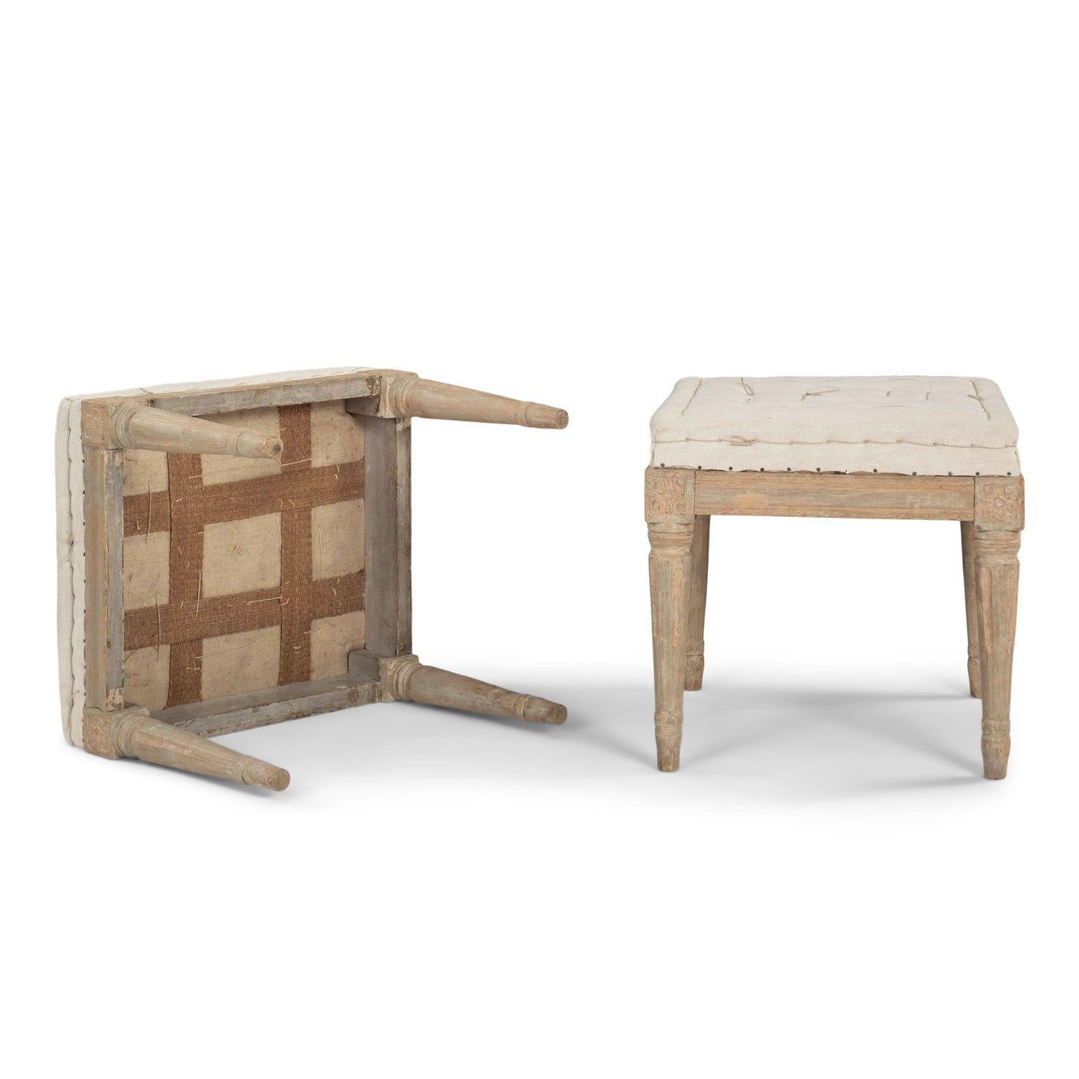Paire de tabourets peints en gris clair de style gustavien en vente 1