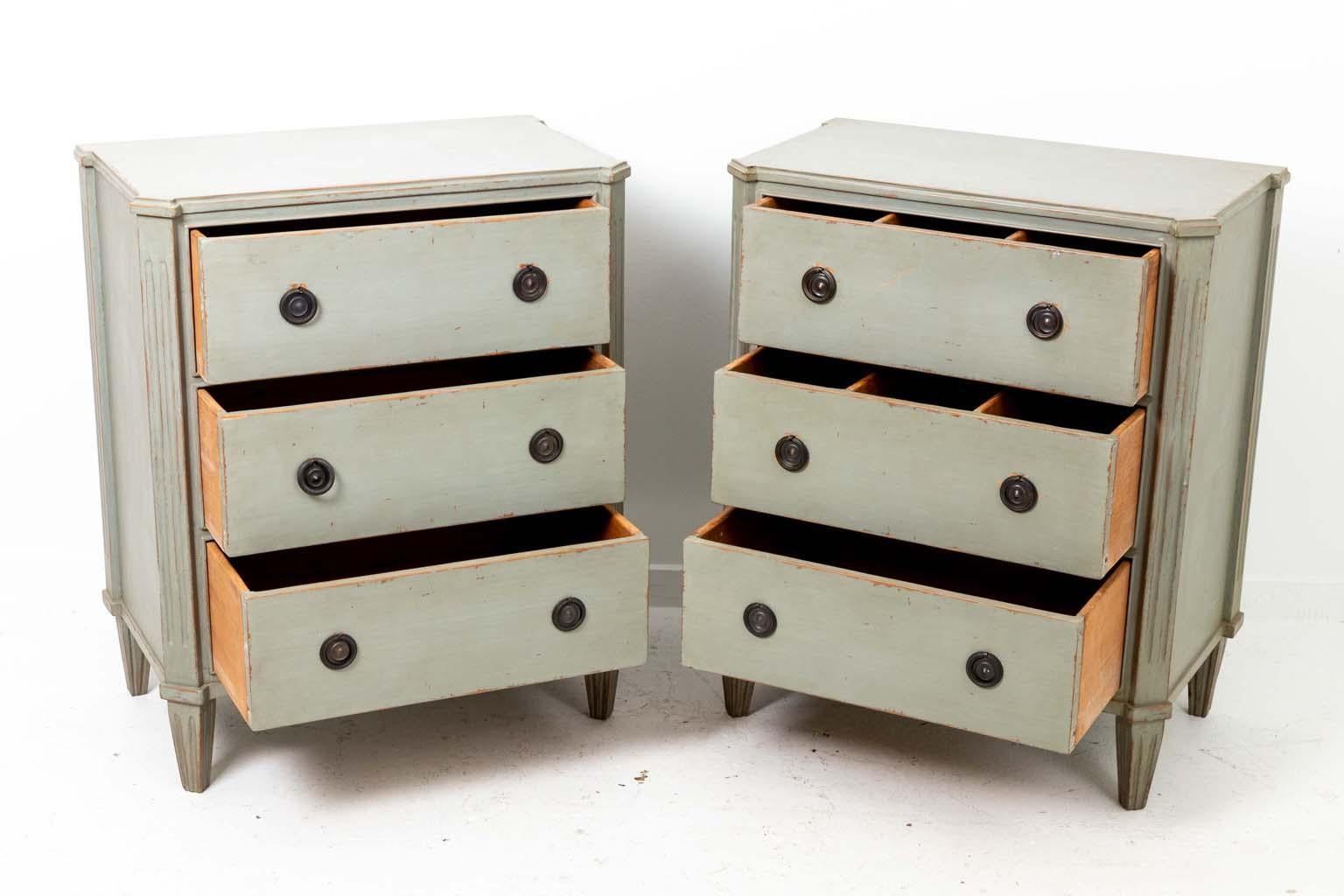 Pair of Gustavian or Swedish Style Painted Chest of Drawers In Good Condition For Sale In Stamford, CT