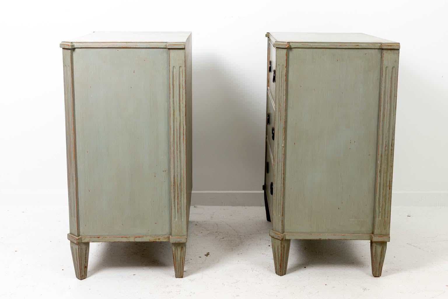 20th Century Pair of Gustavian or Swedish Style Painted Chest of Drawers For Sale
