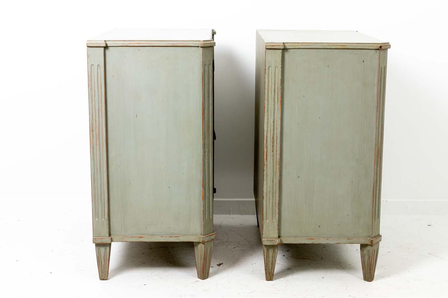 Pair of Gustavian or Swedish Style Painted Chest of Drawers For Sale 1