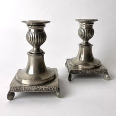 Coppia di candelabri gustaviani in peltro della fine del XVIII o dell'inizio del XIX secolo