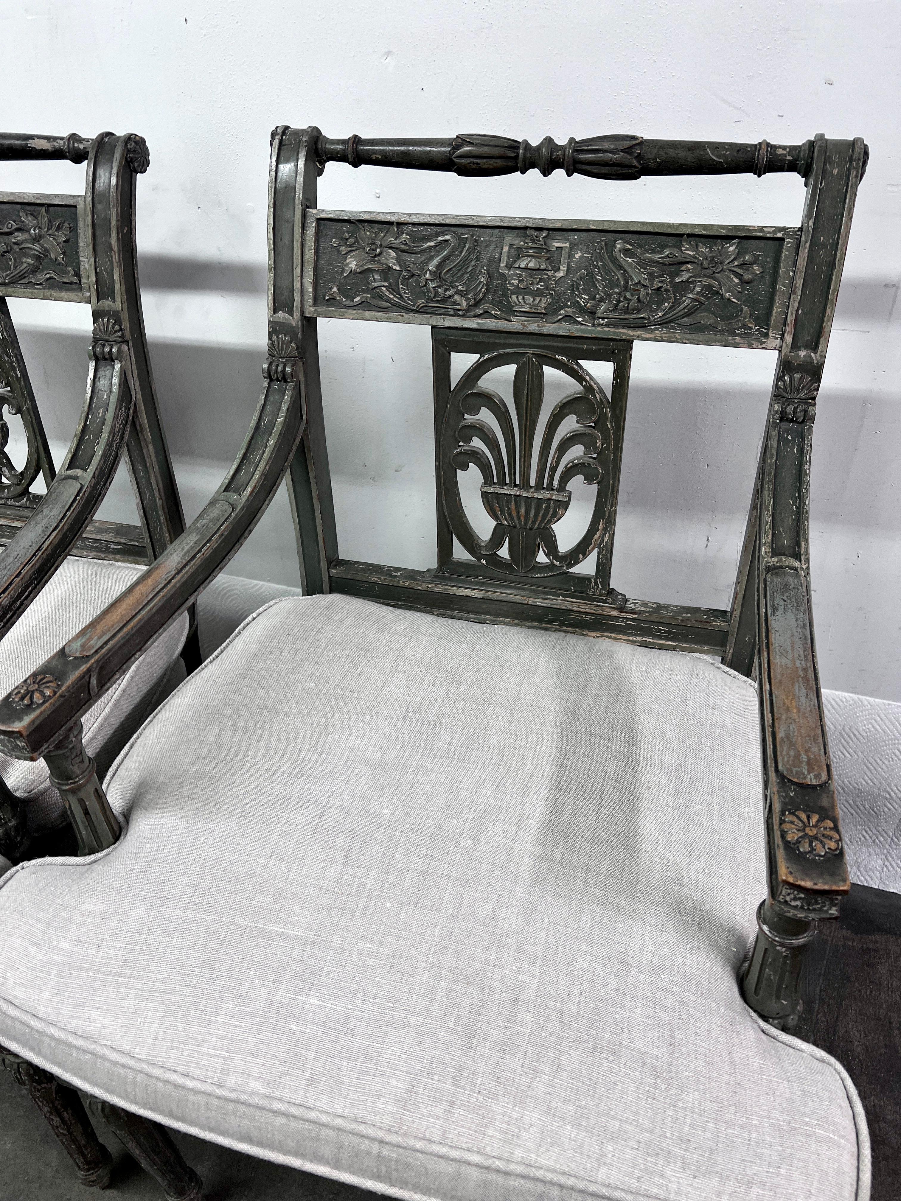 Ein Paar Gustavianische Beistellstühle mit Leinenpolsterung aus dem späten 18. Jahrhundert  (Patiniert) im Angebot