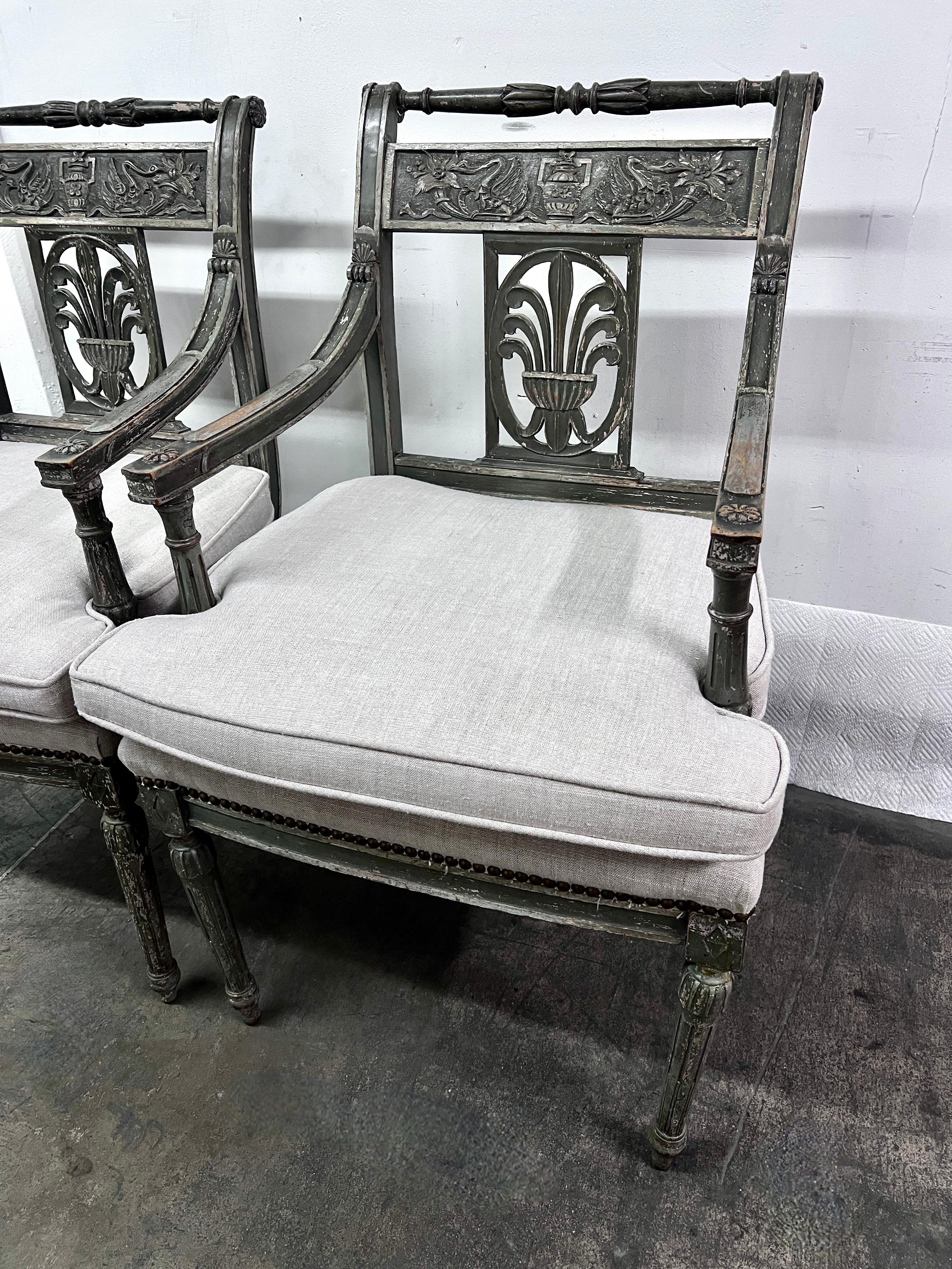 Ein Paar Gustavianische Beistellstühle mit Leinenpolsterung aus dem späten 18. Jahrhundert  im Zustand „Gut“ im Angebot in Los Angeles, CA