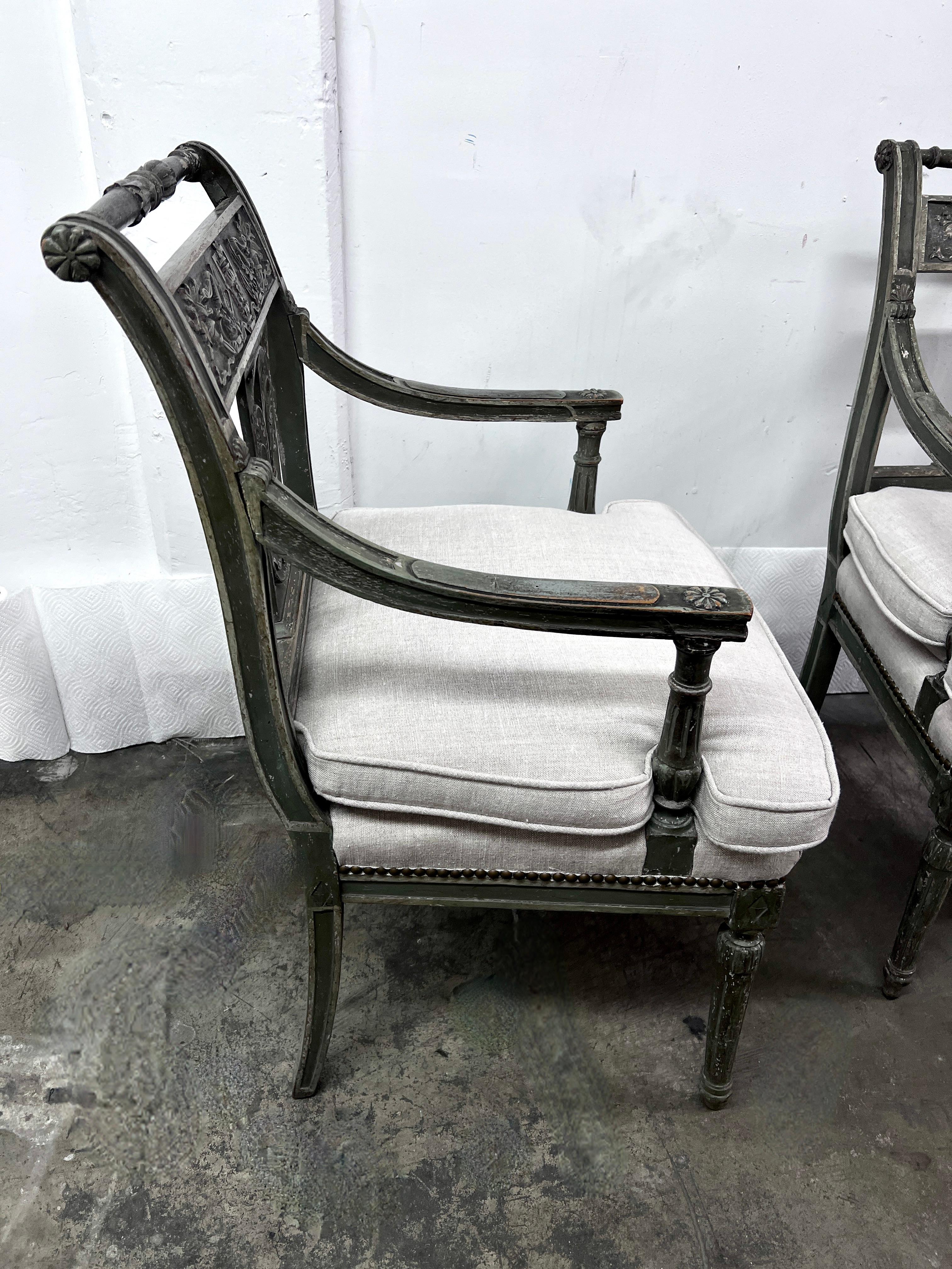 Ein Paar Gustavianische Beistellstühle mit Leinenpolsterung aus dem späten 18. Jahrhundert  im Angebot 1