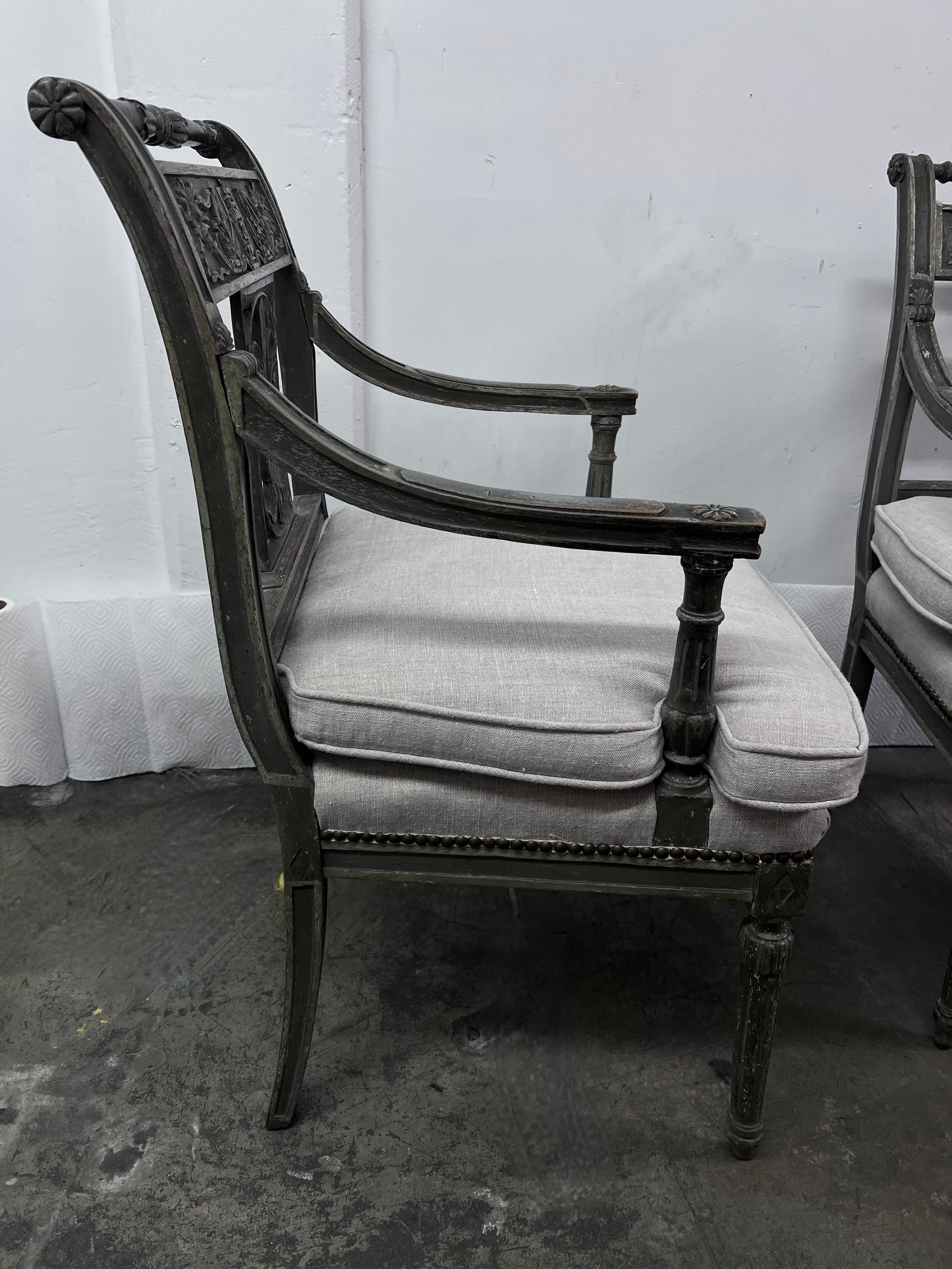 Ein Paar Gustavianische Beistellstühle mit Leinenpolsterung aus dem späten 18. Jahrhundert  im Angebot 2
