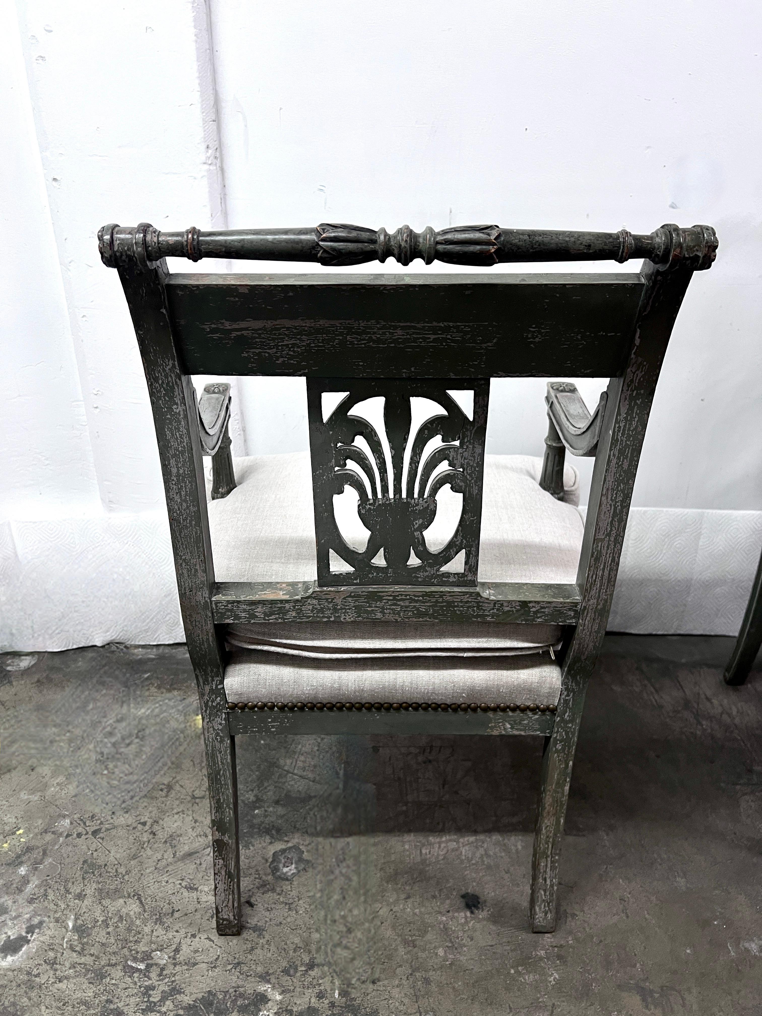 Ein Paar Gustavianische Beistellstühle mit Leinenpolsterung aus dem späten 18. Jahrhundert  im Angebot 3