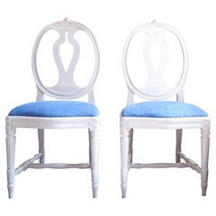 Paar Gustavianische Einzel  Roségold geschnitzte Stühle mit geschnitzten Details