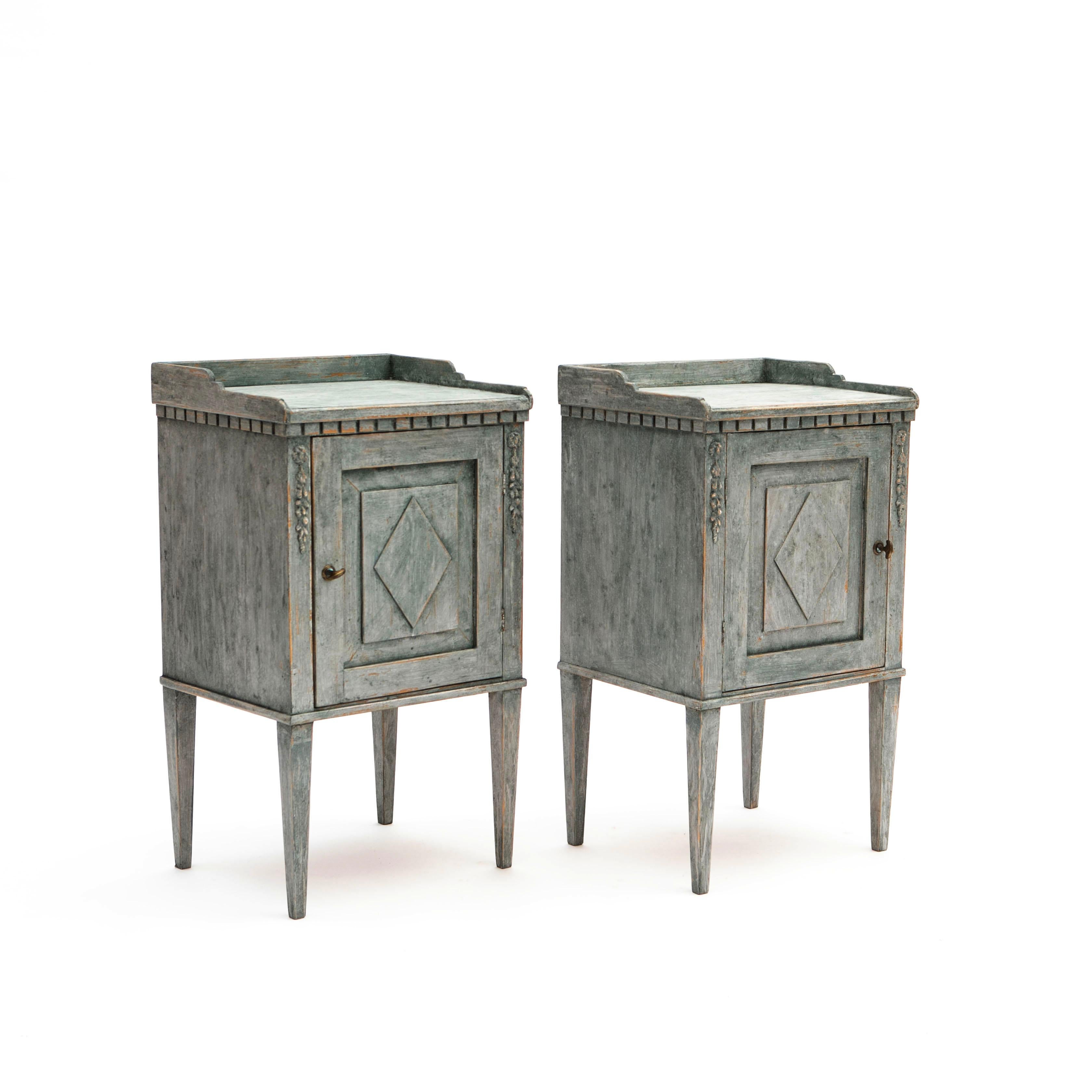 Hand-Painted Pair of Gustavian Style 19th Century Painted Swedish Side Cabinets For Sale