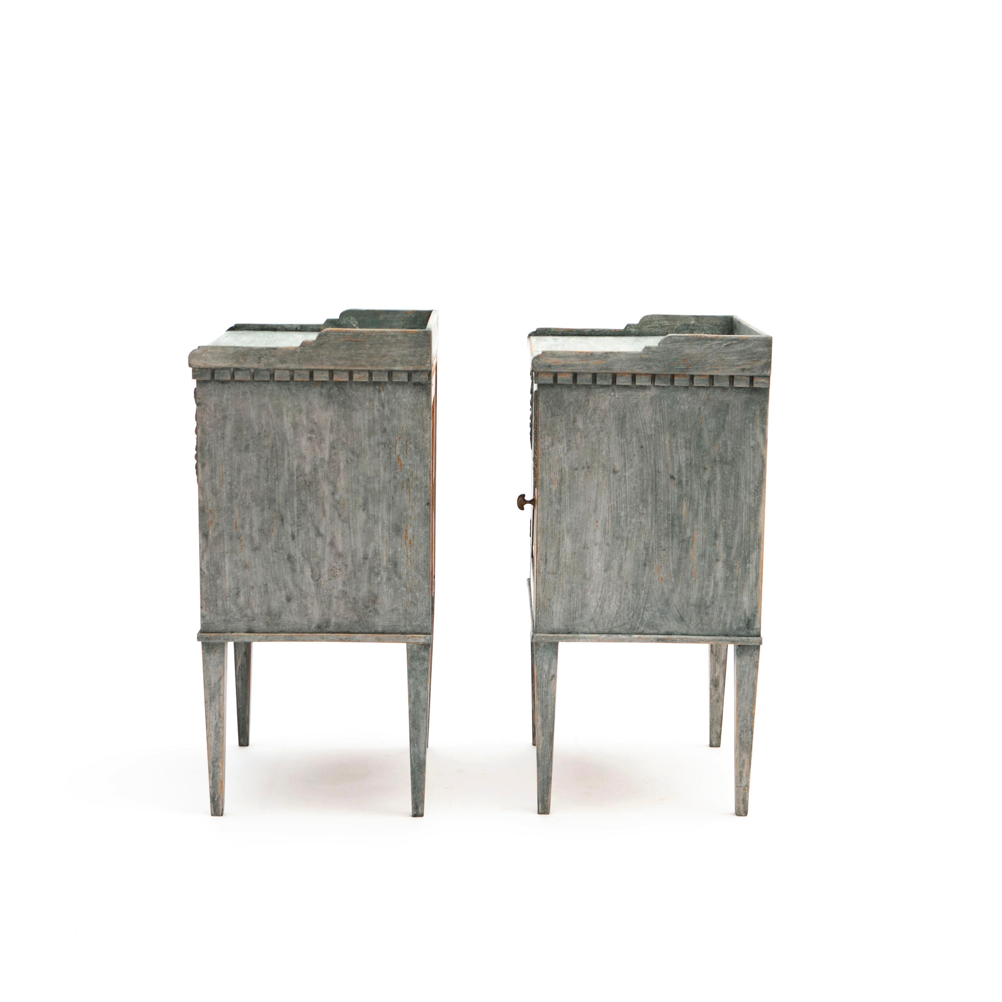 Pair of Gustavian Style 19th Century Painted Swedish Bed / Side Cabinets In Good Condition For Sale In Kastrup, DK