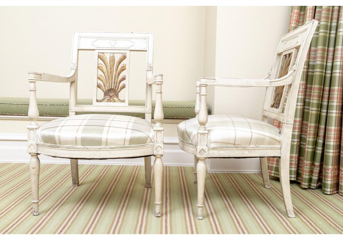 Ein Paar Sessel im Gustavianischen Stil mit vergoldetem Pflaumen- und Muschelmotiv im Angebot 3
