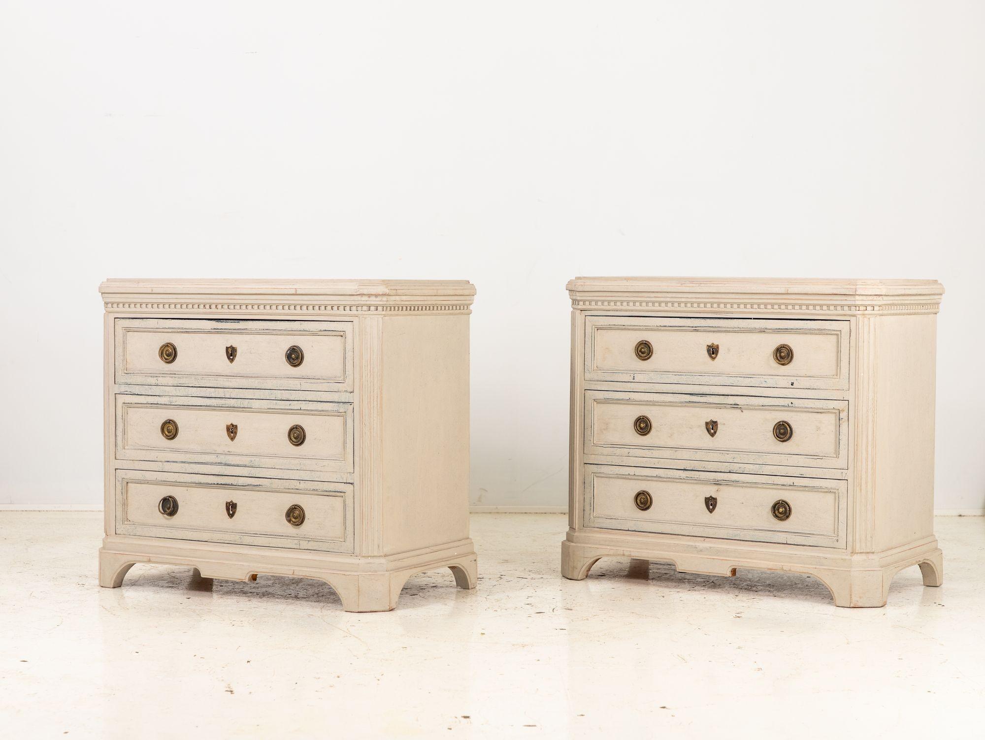 Swedish Pair of Gustavian Style Chests of Drawers, Early 20th C. For Sale